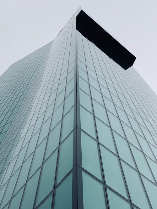 高層ビルのローアングル写真