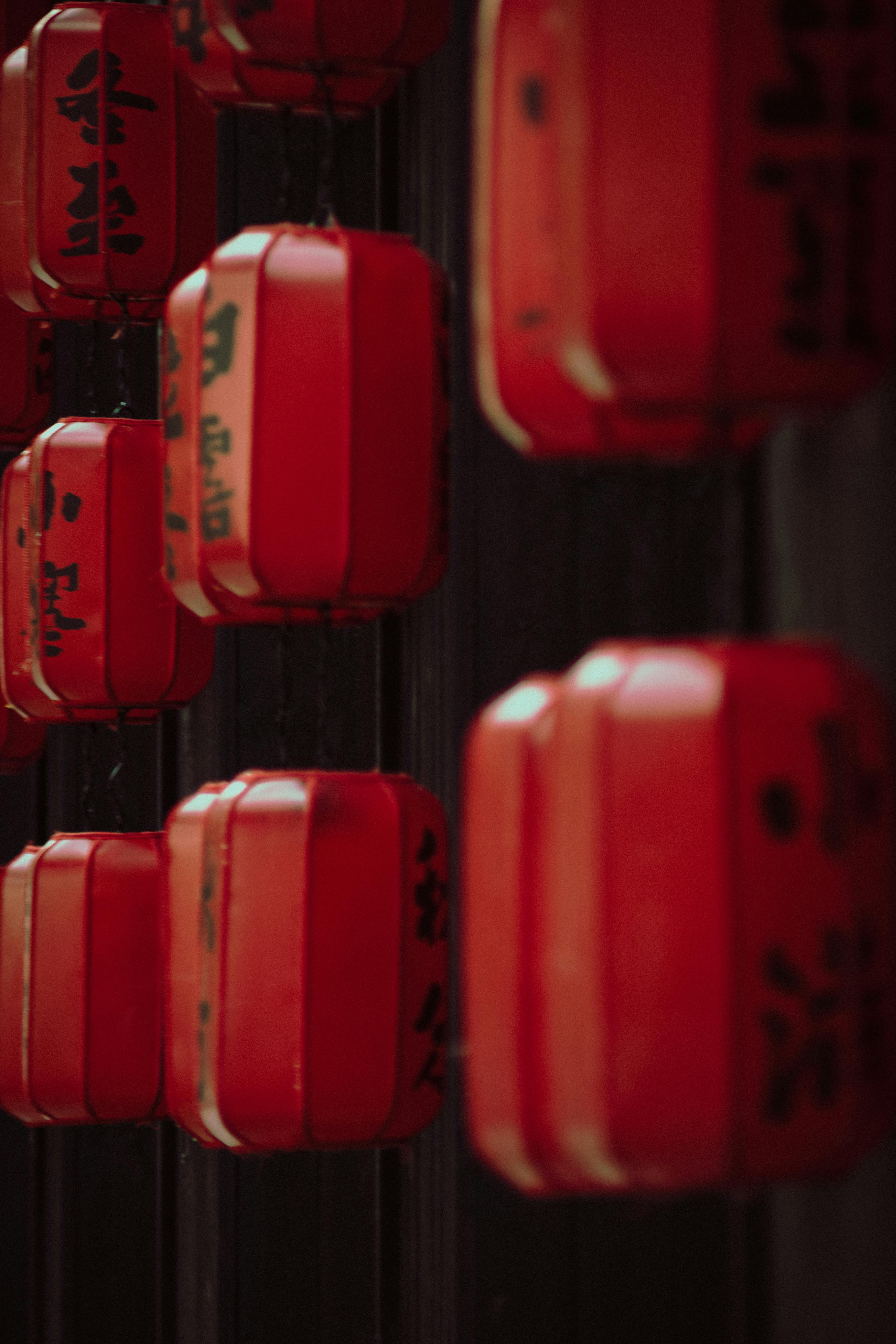 Zadarmo Rad žiarivých červených lampiónov s čínskymi znakmi, evokujúcich tradičnú kultúru. Fotka z fotobanky