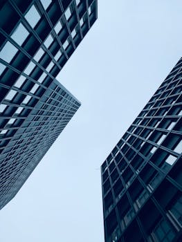 瑞士苏黎世，一座几何摩天大楼在晴朗天空下的低角度视图