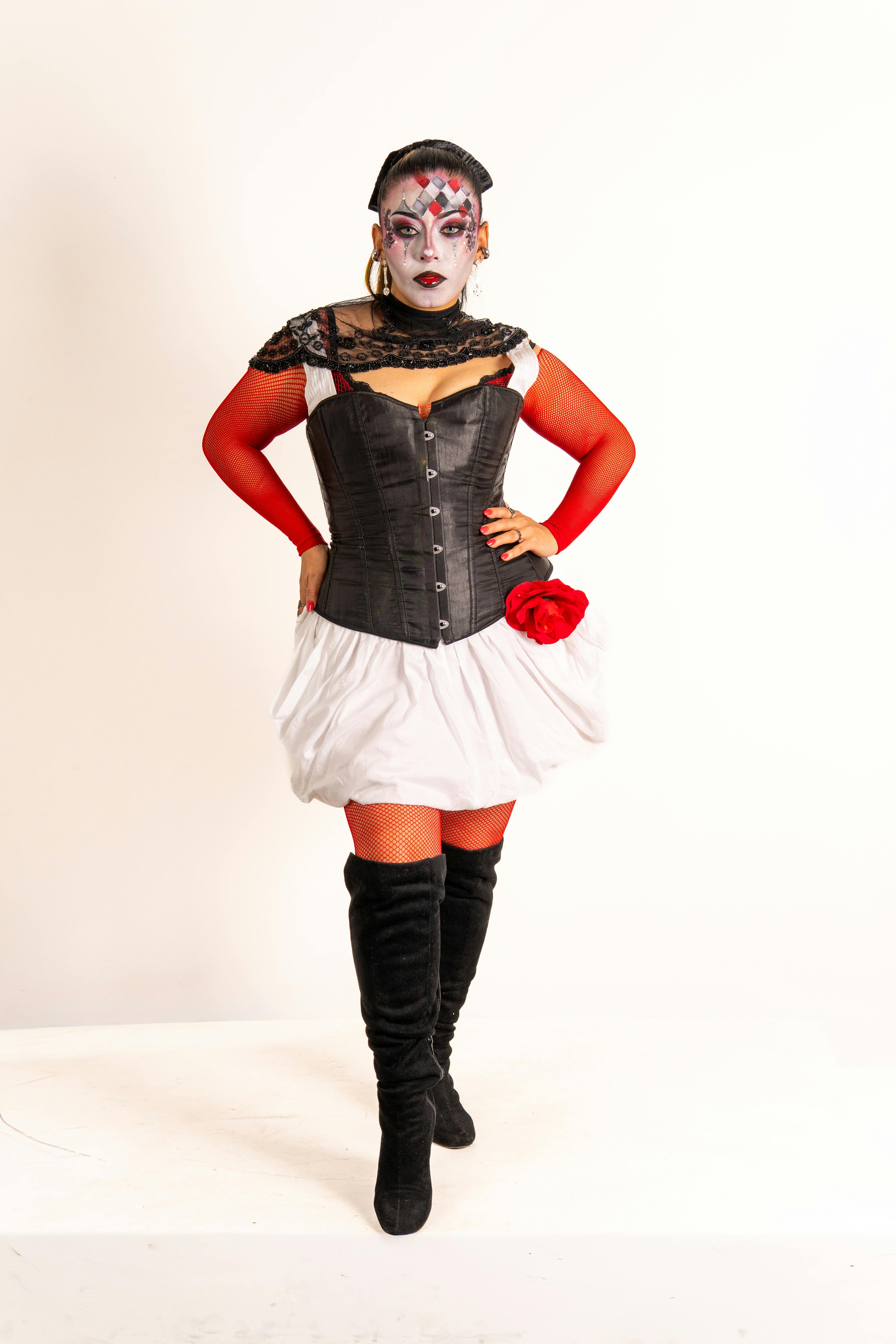 Gratuit Portrait vibrant d'une femme latine, inspiré par les arlequins, avec un maquillage et un costume artistiques audacieux. Photos