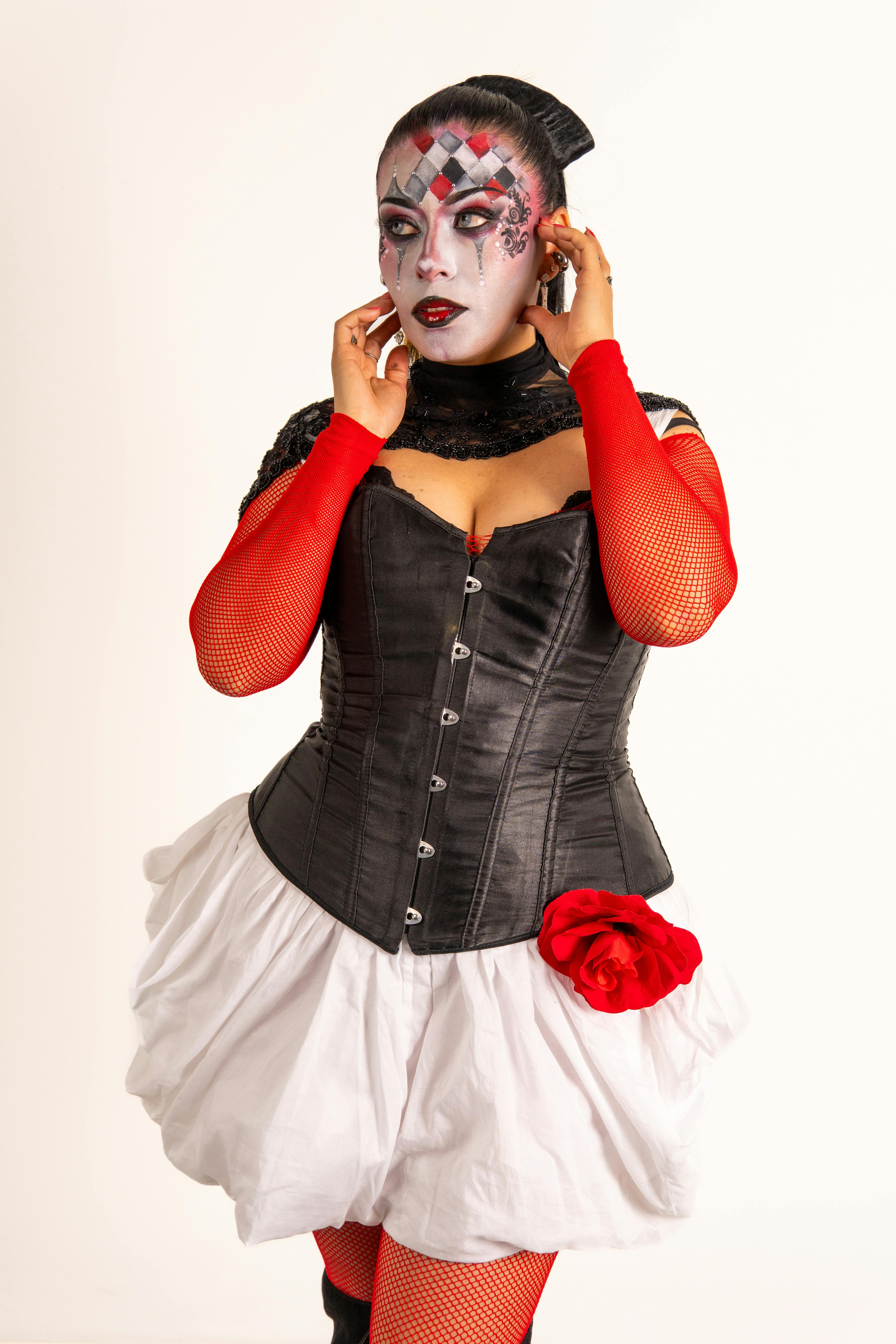 Gratis Vibrante ritratto di una donna con trucco e costume artistici da arlecchino, Messico. Foto a disposizione