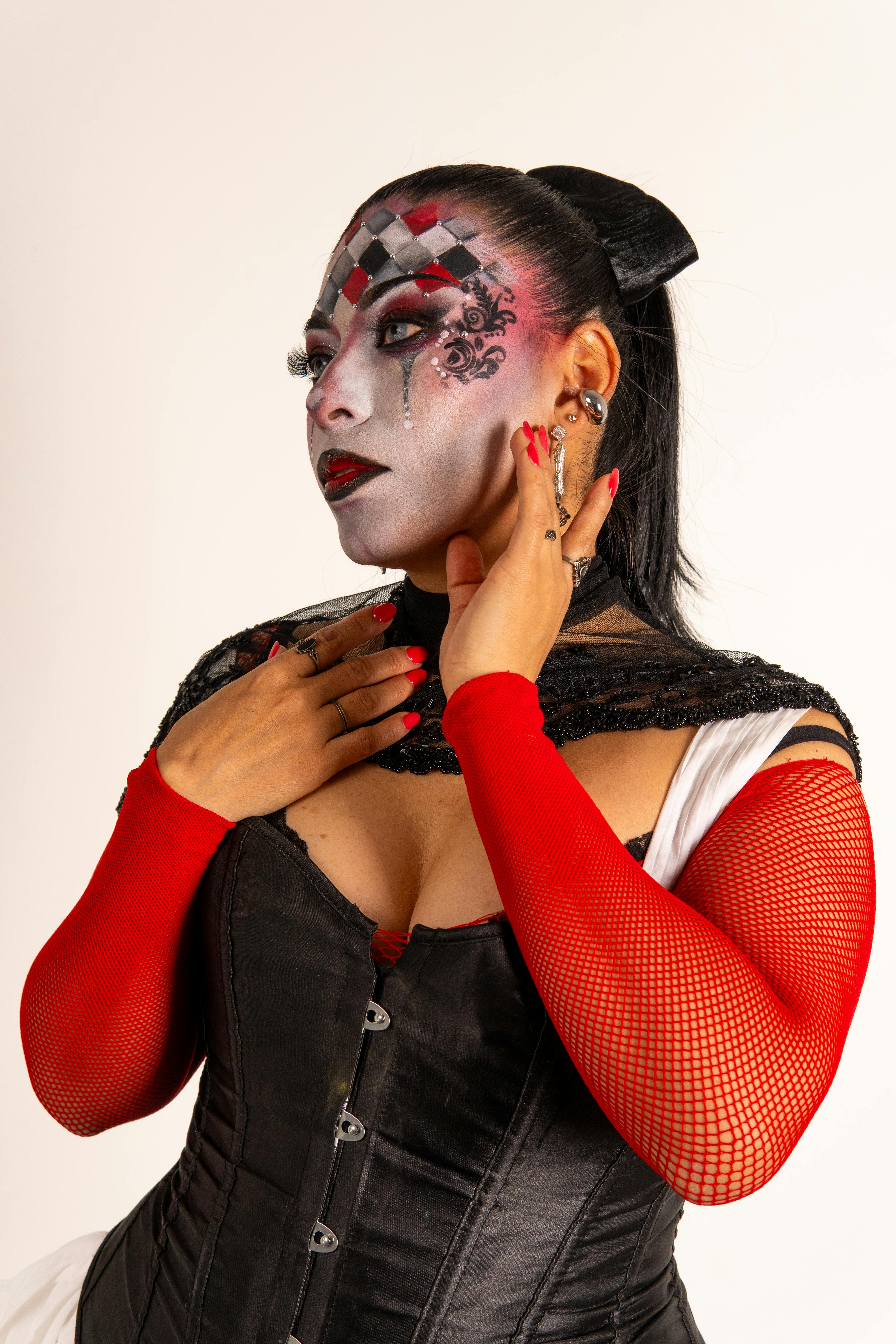 Gratis Splendido ritratto di una donna con trucco e costume ispirati ad Arlecchino. Foto a disposizione