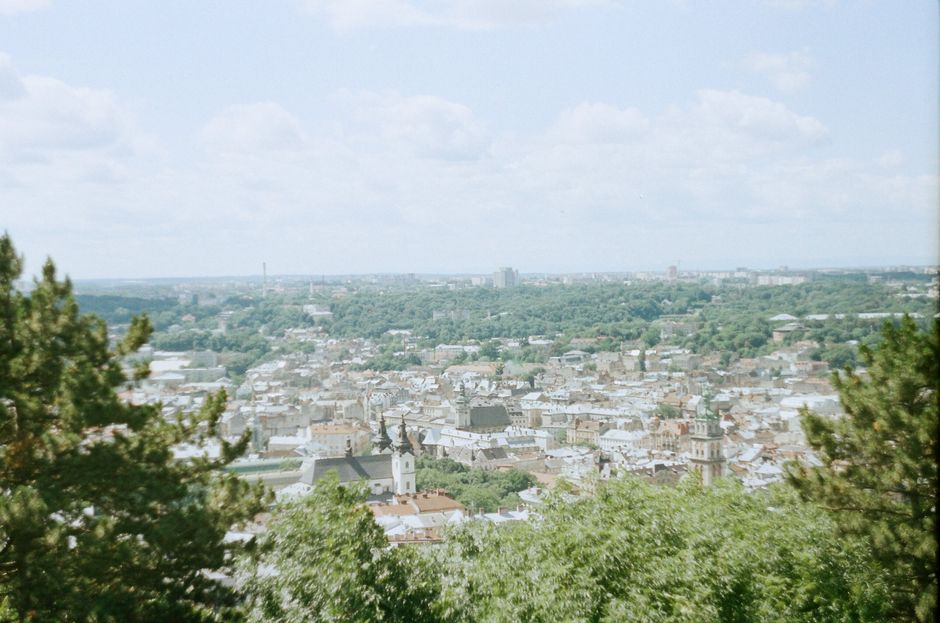 Панорама Львова із Замкової гори — дахи Старого міста