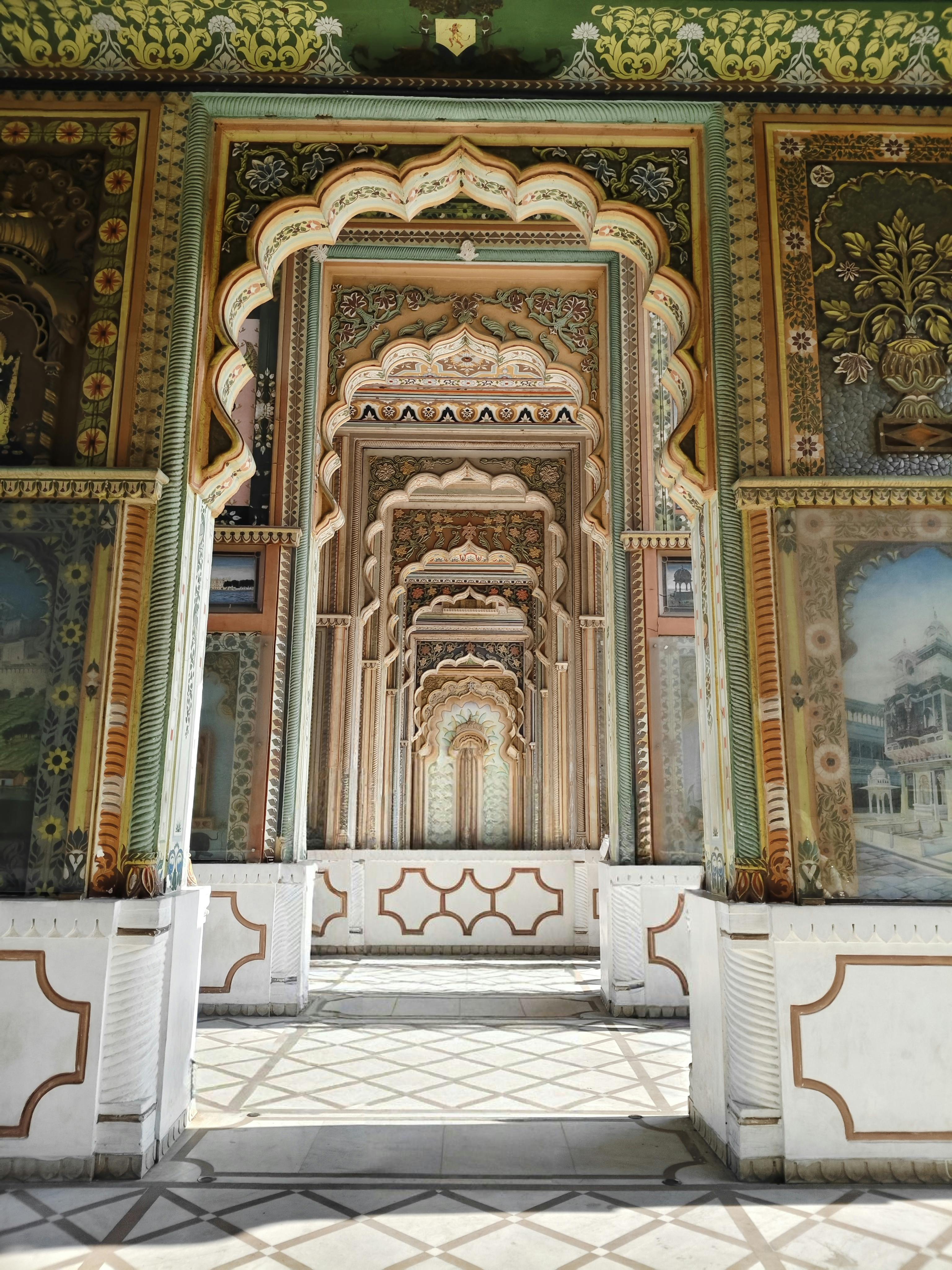 Δωρεάν Ανακαλύψτε την ομορφιά της ινδικής αρχιτεκτονικής με αυτό το περίτεχνο και πολύχρωμο σχέδιο αψίδας. Φωτογραφία από στοκ φωτογραφιών