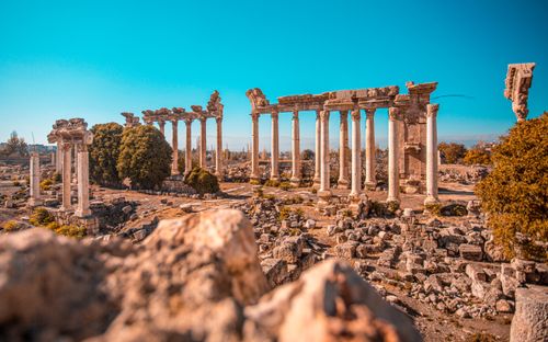 Free Explore the stunning ancient Roman ruins under a clear blue sky in Lebanon. Stock Photo