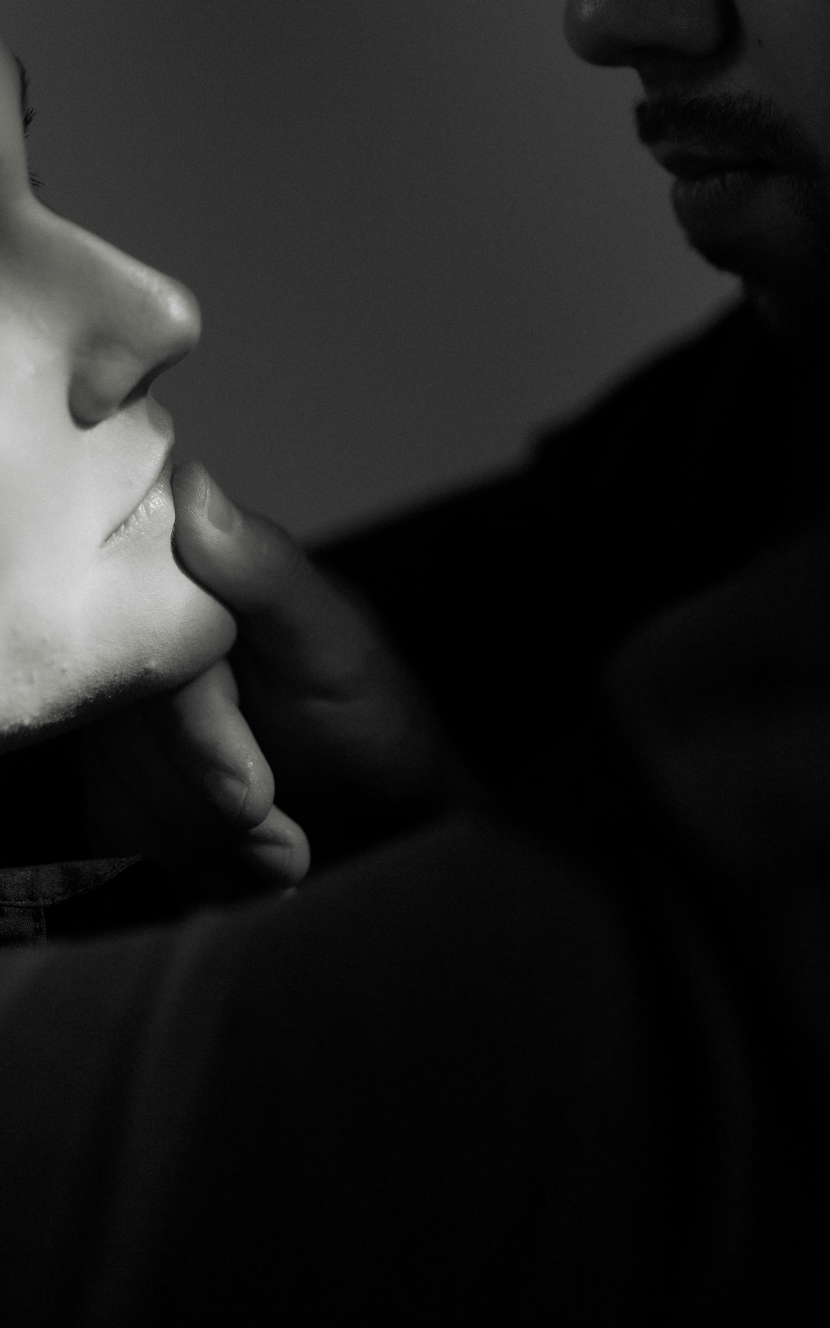 Bezpłatne Czarno-biały portret ukazujący intymną chwilę między dwojgiem ludzi. Zdjęcie z galerii