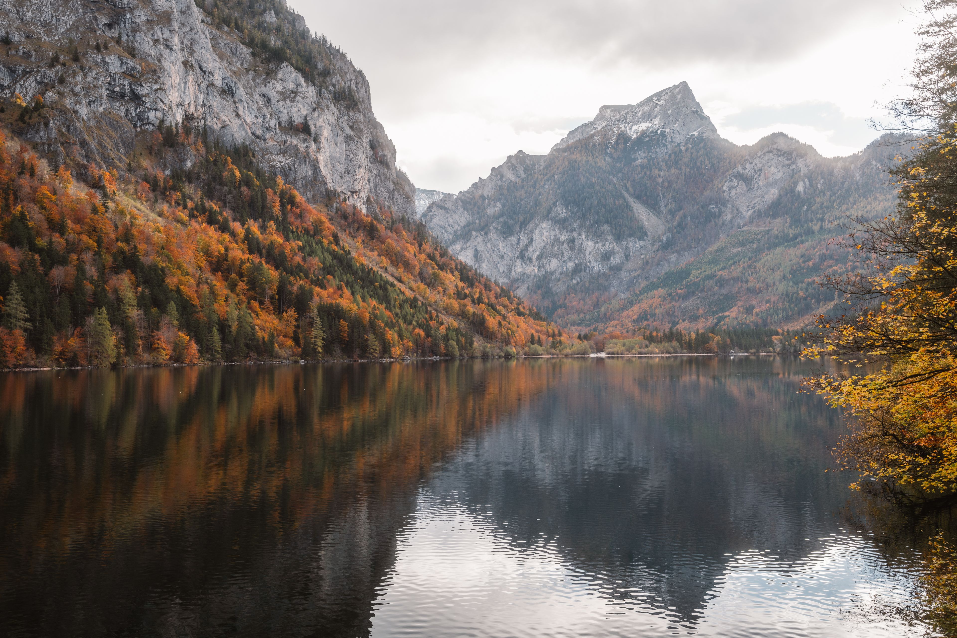 MacBook 桌面:Tranquil autumn scene with m