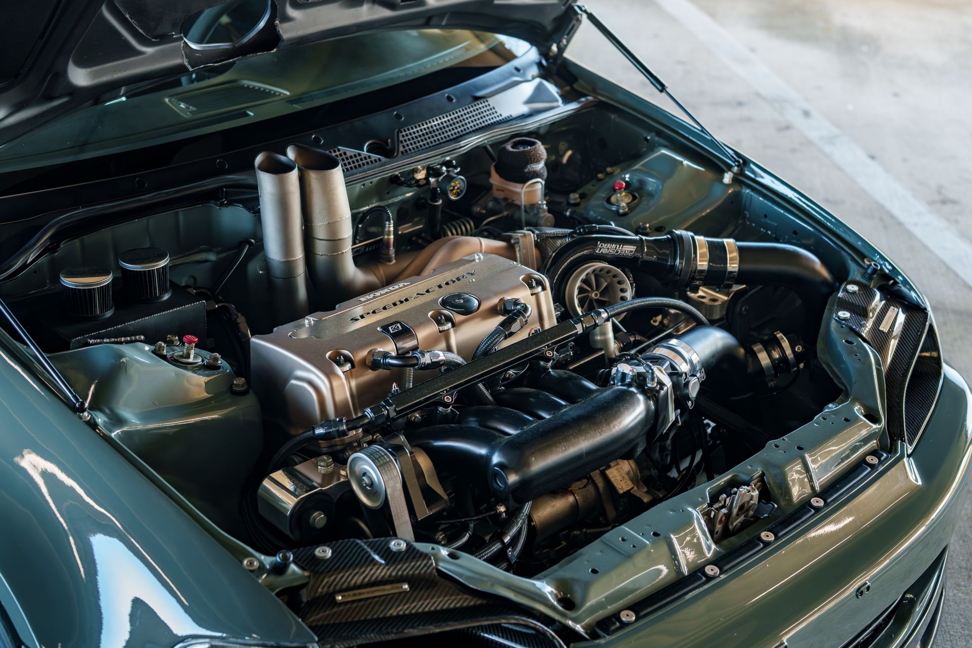 Detailansicht eines geöffneten Motorraums mit mechanischen Bauteilen.