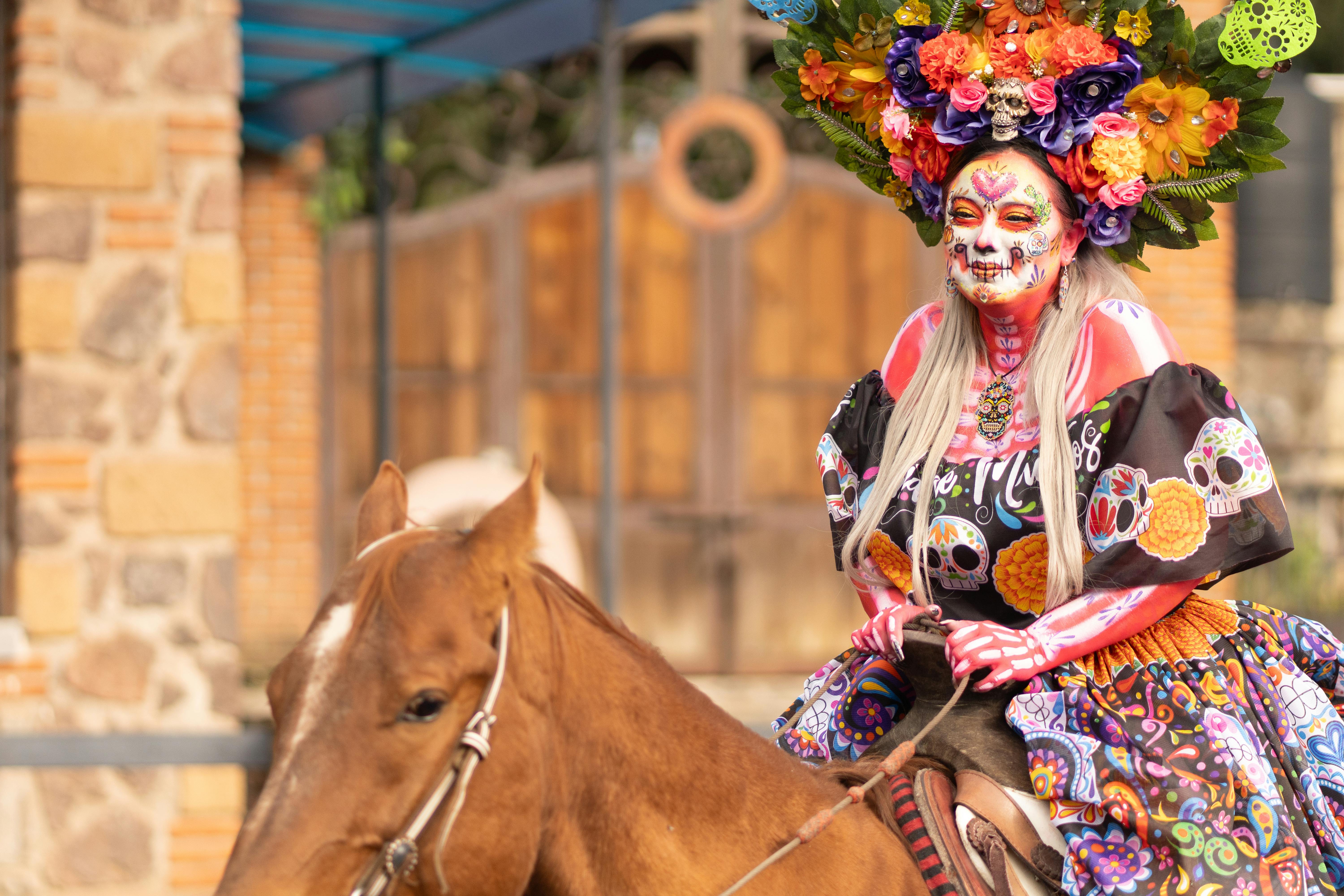 Δωρεάν Πολύχρωμη Κατρίνα με περίτεχνο φλοράλ κόμμωση καβάλα σε άλογο στην Πόλη του Μεξικού. Φωτογραφία από στοκ φωτογραφιών