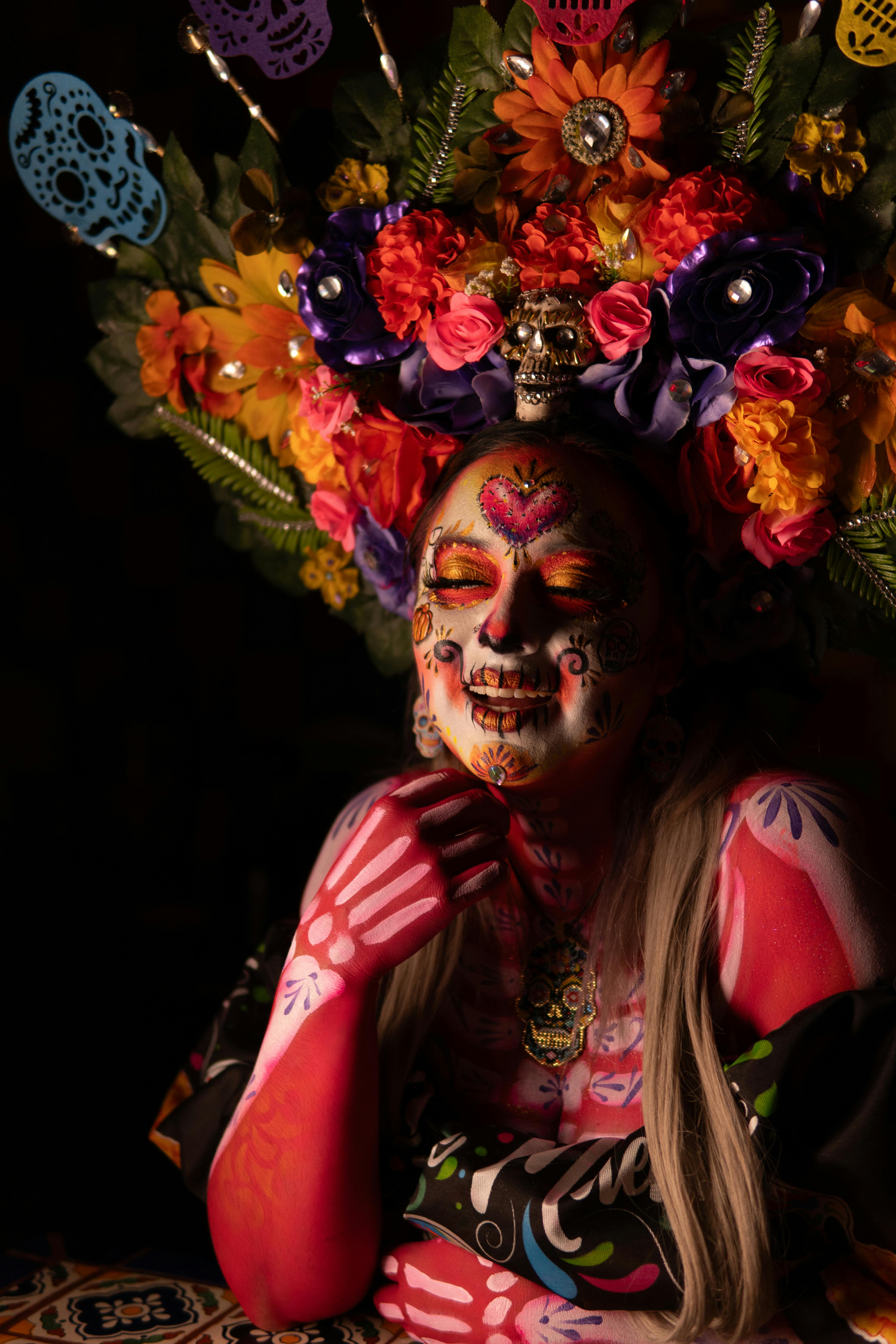 免費 墨西哥亡靈節慶祝活動中，卡特里娜的彩色妝容搭配華麗的花卉頭飾。 圖庫相片