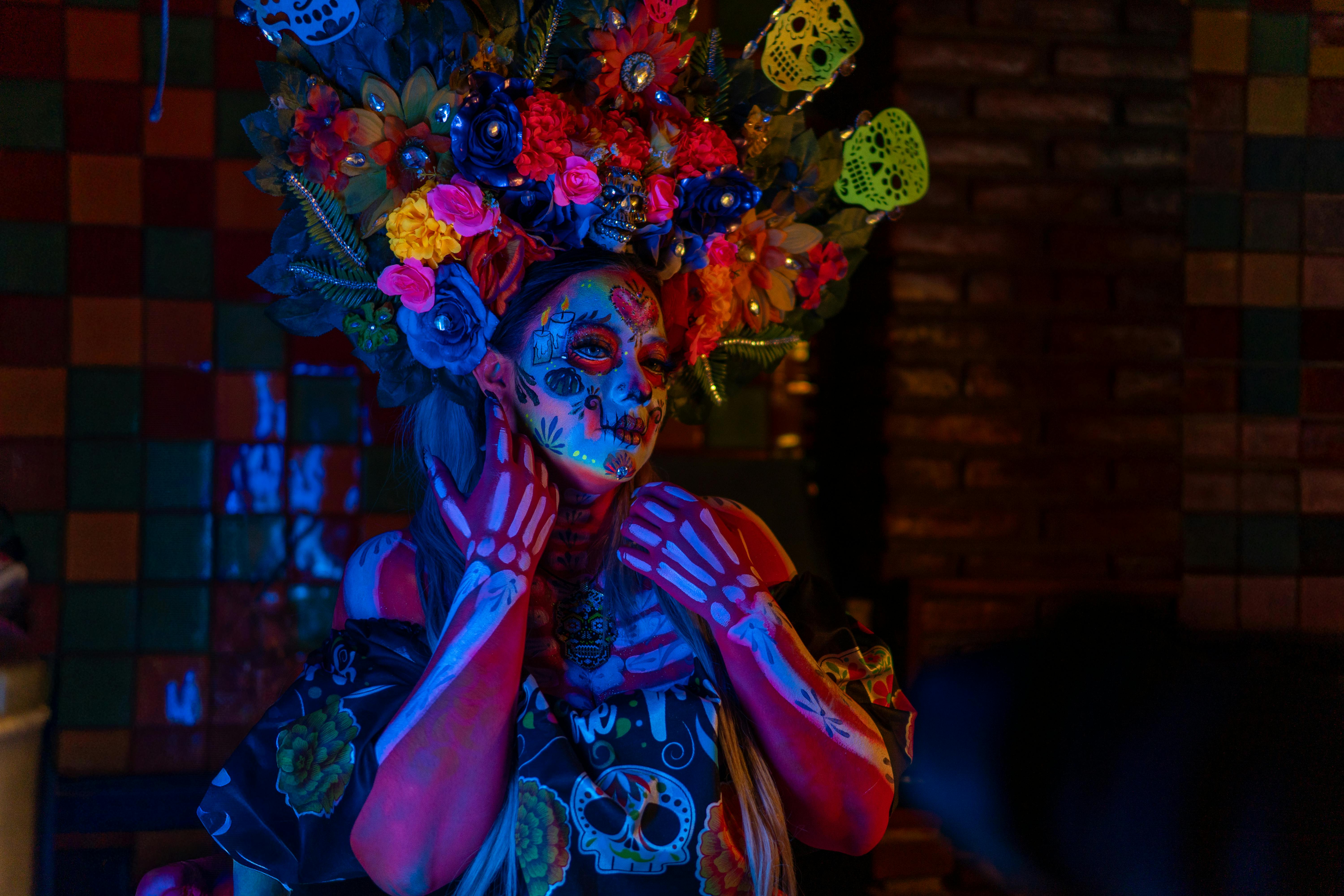 gratis Een opvallend Catrina-kostuum met gedetailleerde make-up en een bloemenhoofdtooi op een Día de Muertos-evenement in Mexico-Stad. Stockfoto