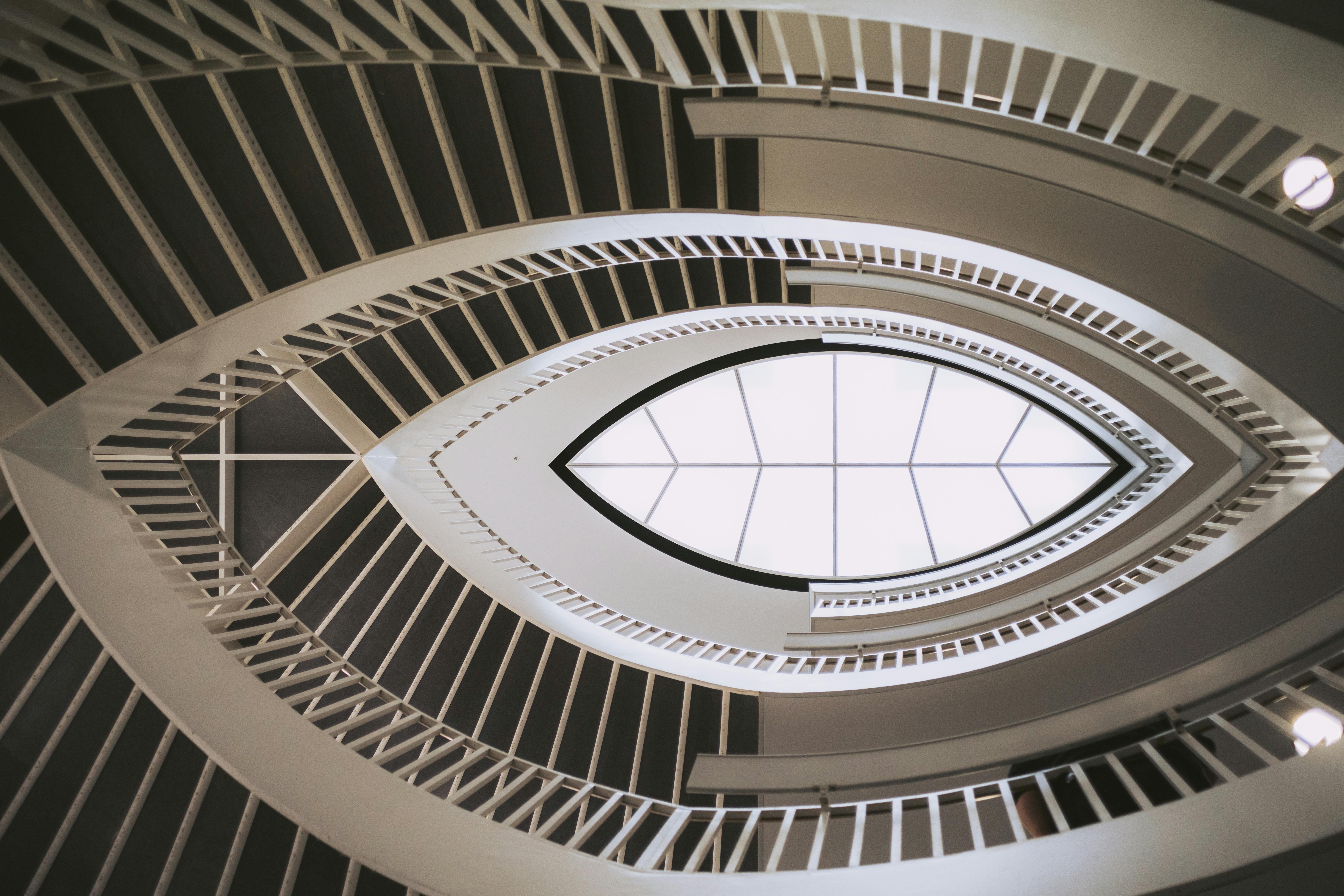 Miễn phí Hình ảnh nghệ thuật chụp từ phía dưới về một cầu thang xoắn ốc hiện đại với các họa tiết hình học. Ảnh lưu trữ