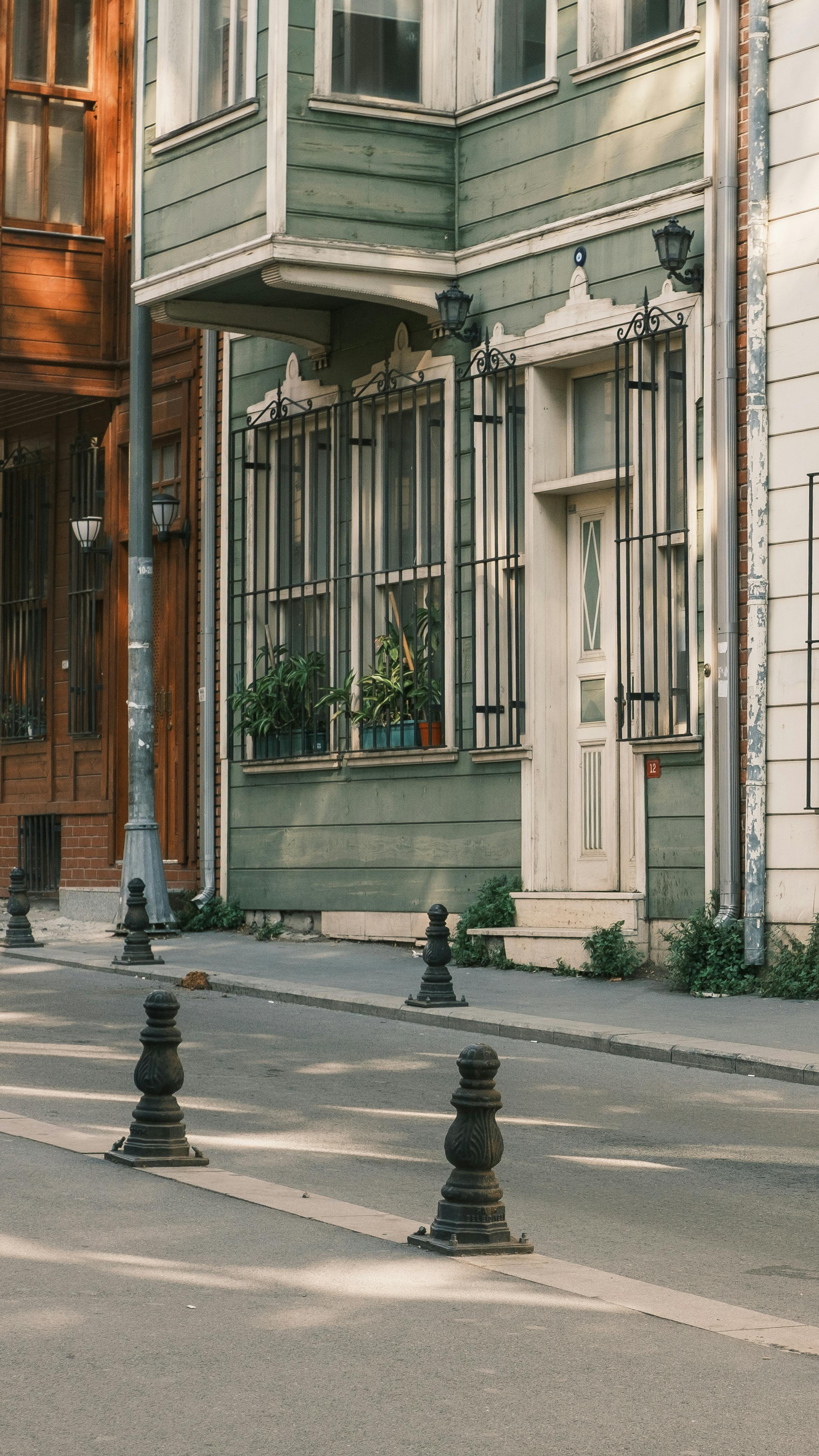 Zadarmo Pouličná scéna s historickou architektúrou a tieňovou hrou vytvárajúcou príjemnú mestskú atmosféru. Fotka z fotobanky