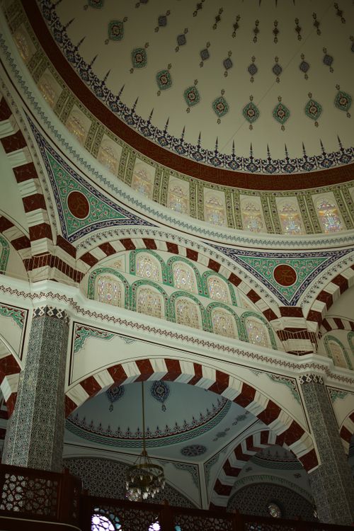 Free Explore the detailed and colorful dome interior of a mosque in Mersin, Türkiye, showcasing Islamic architecture. Stock Photo