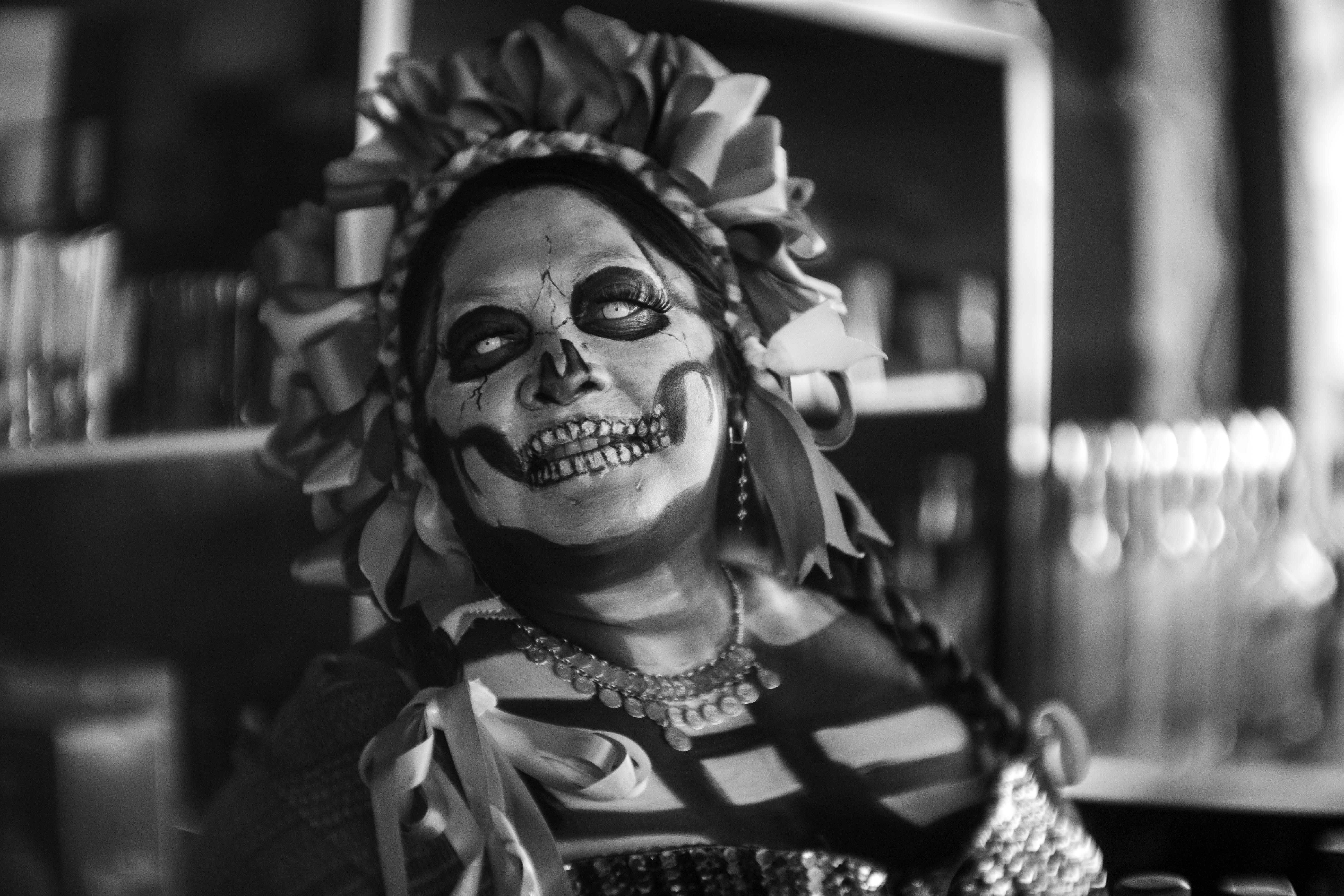 Ücretsiz Geleneksel Meksika makyajı ve kıyafetleriyle bir Catrina'nın büyüleyici siyah beyaz portresi. Stok Fotoğraflar