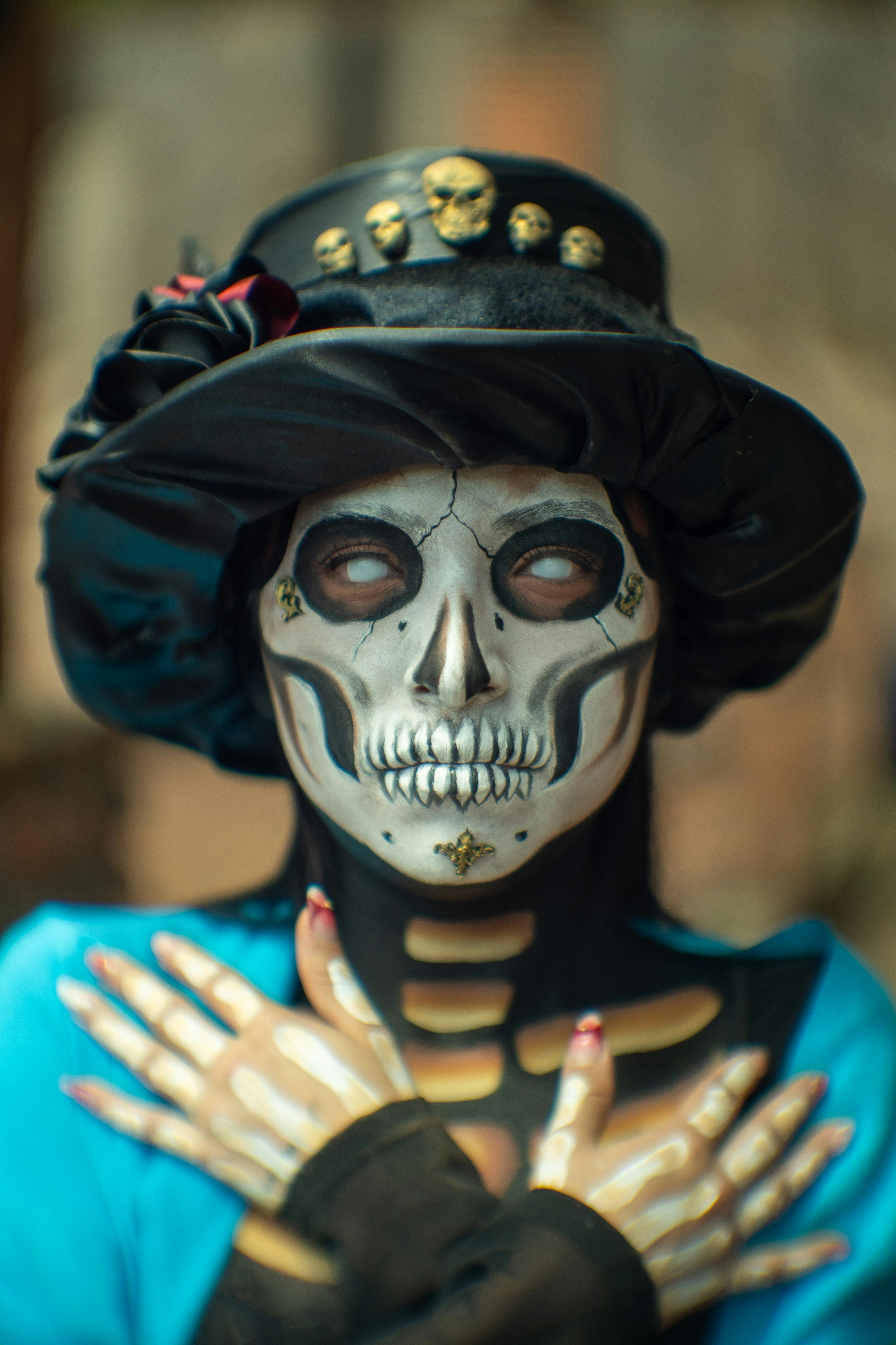 Gratis Riasan Catrina yang mencolok dengan desain tengkorak, yang dirayakan dalam tradisi Meksiko selama Hari Orang Mati. Foto Stok