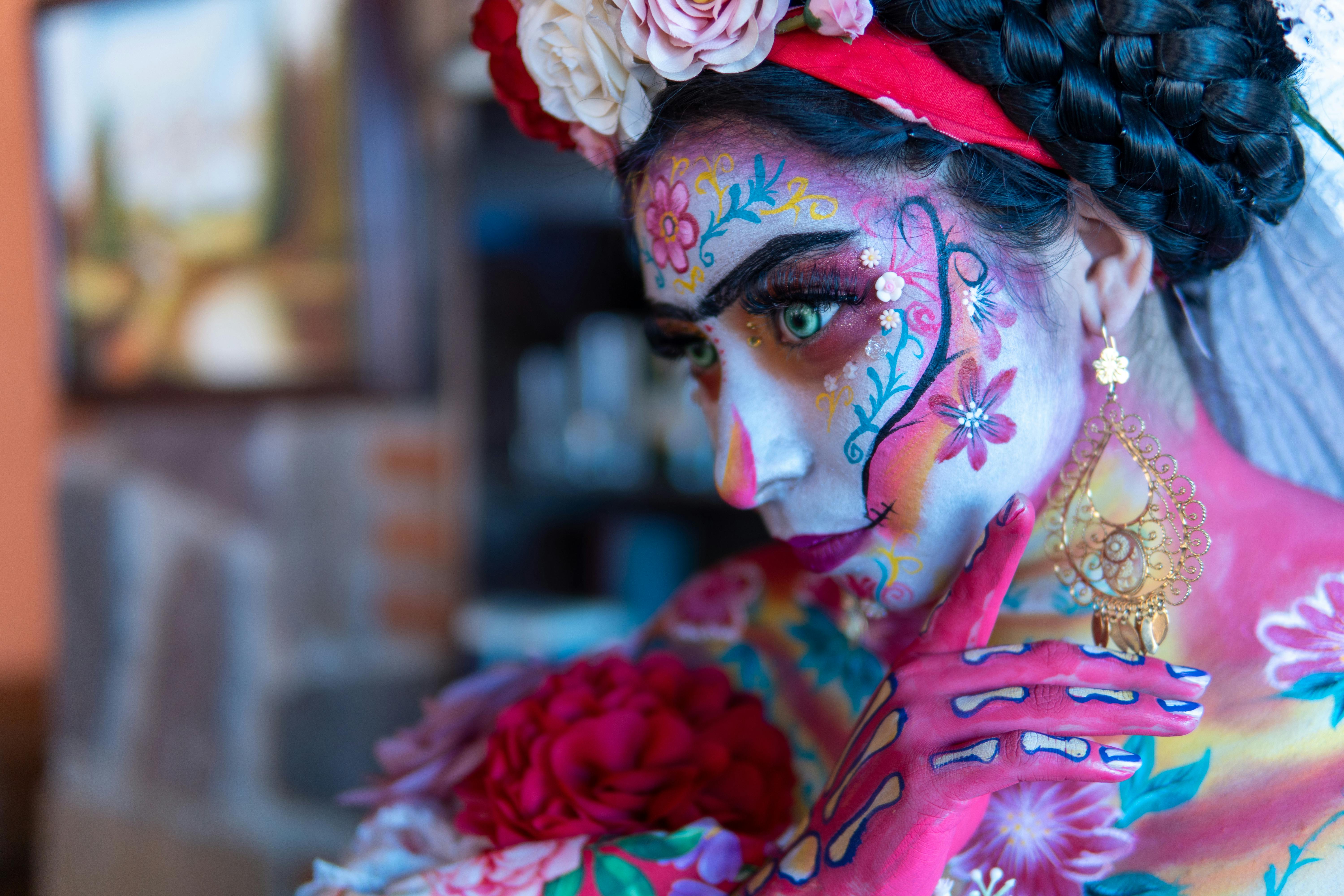 Δωρεάν Πολύχρωμη επίδειξη μακιγιάζ Catrina για τον εορτασμό της Ημέρας των Νεκρών στην Πόλη του Μεξικού. Φωτογραφία από στοκ φωτογραφιών