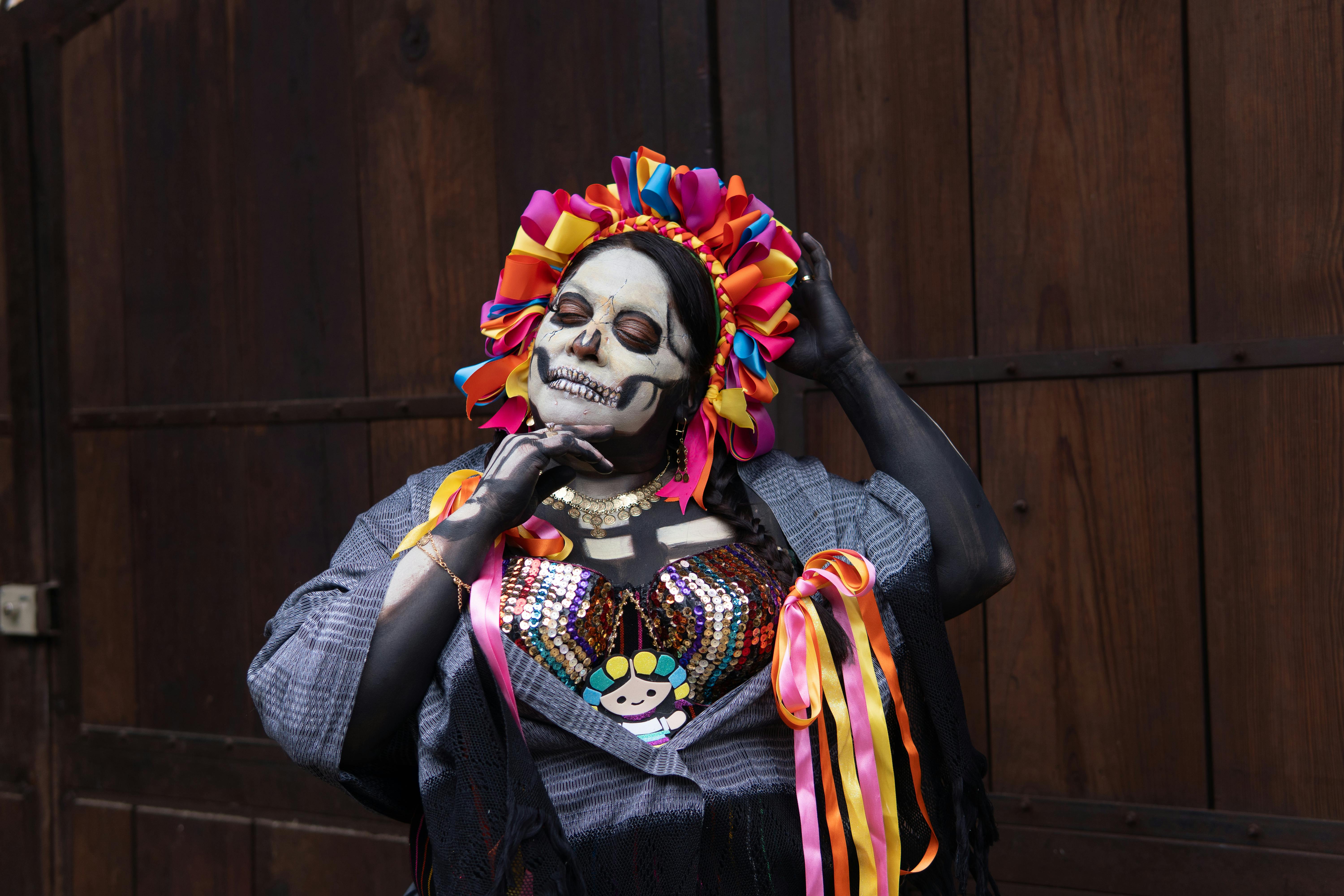 Gratis Catrina yang ceria mengenakan pakaian tradisional, menampilkan budaya Meksiko dan perayaan Día de los Muertos. Foto Stok