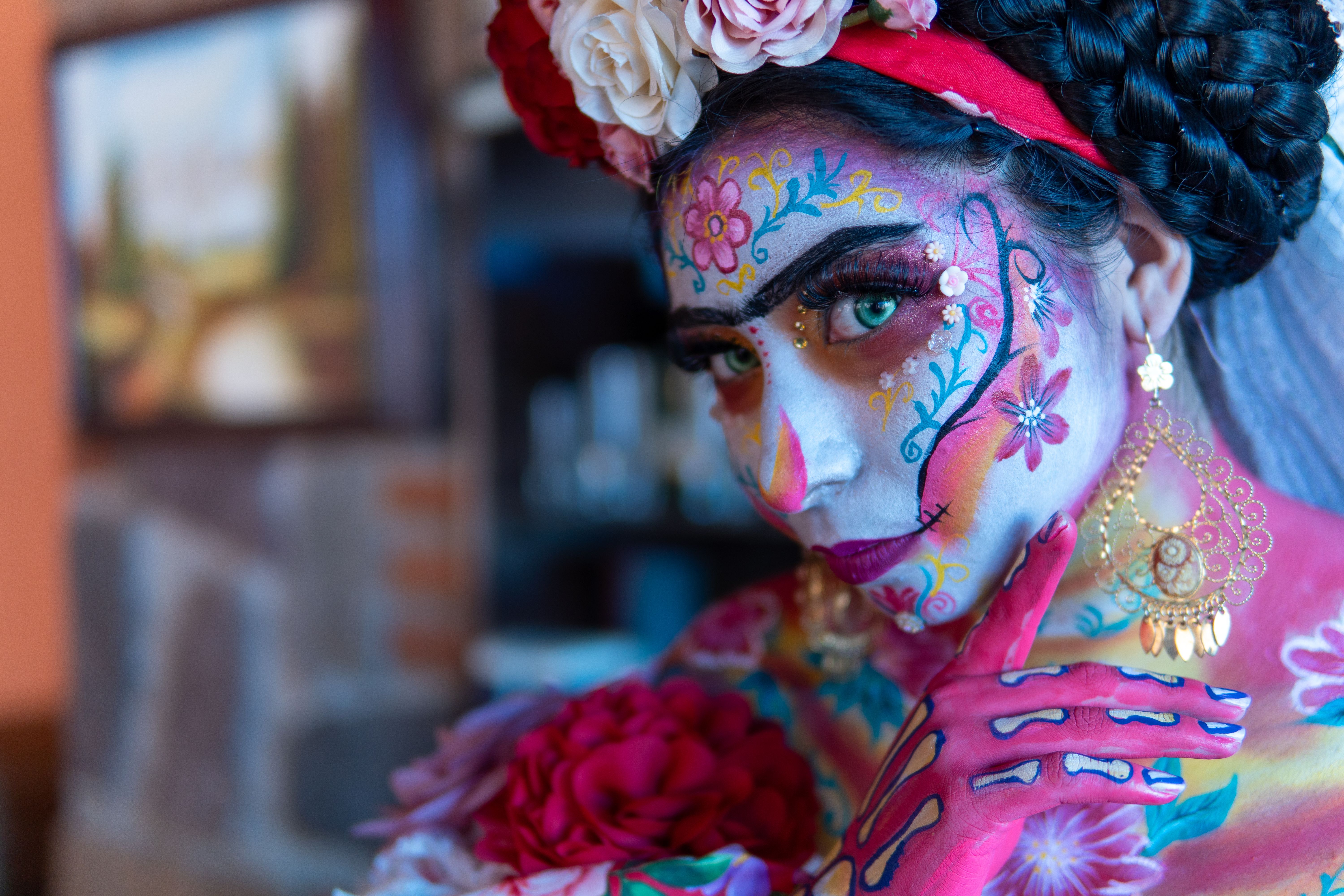 Un portrait saisissant d'une femme maquillée et costumée en Catrina, illustrant la tradition mexicaine.