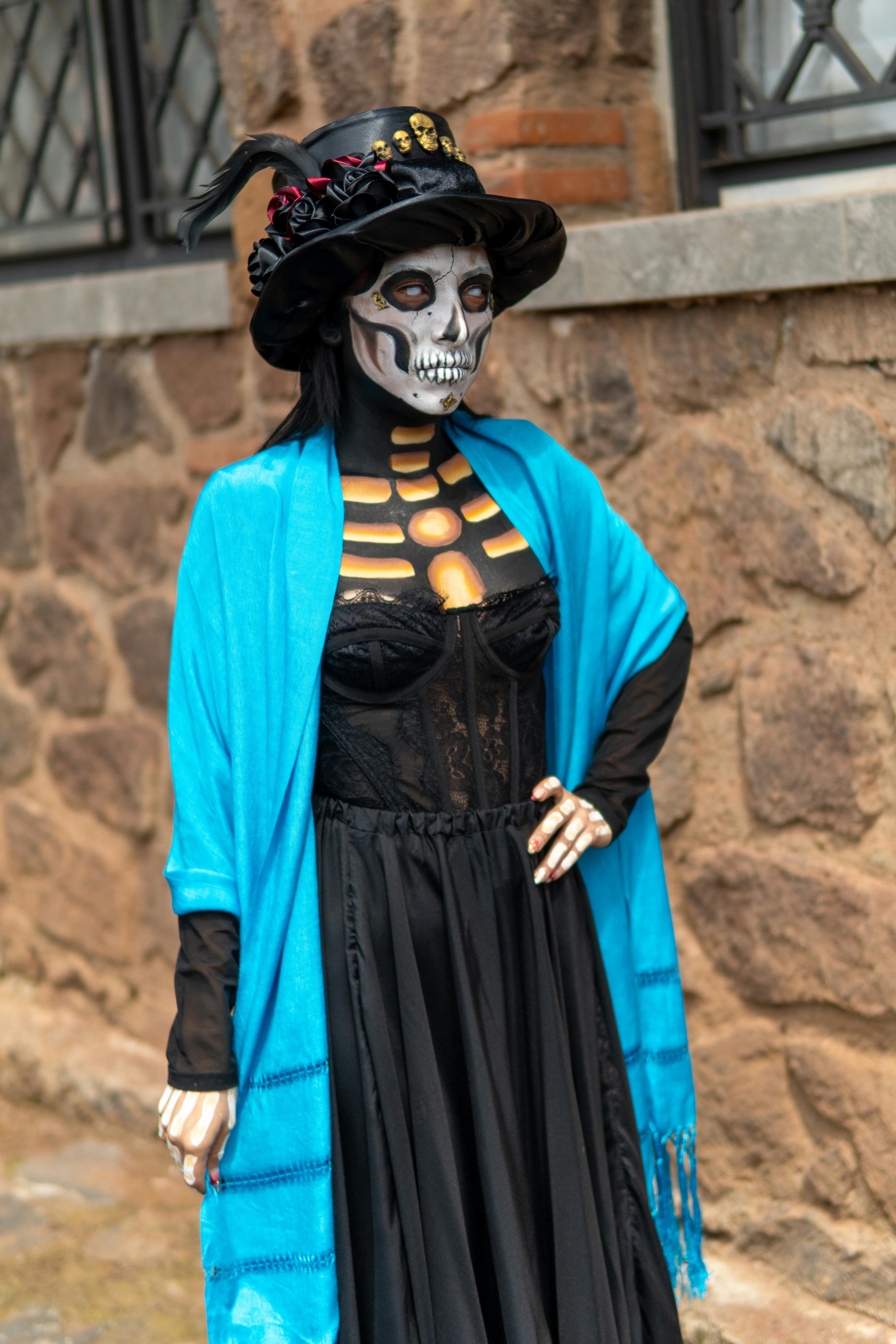 Miễn phí Một phụ nữ trang điểm và mặc trang phục Catrina để ăn mừng Ngày Lễ Người Chết ở Thành phố Mexico. Ảnh lưu trữ