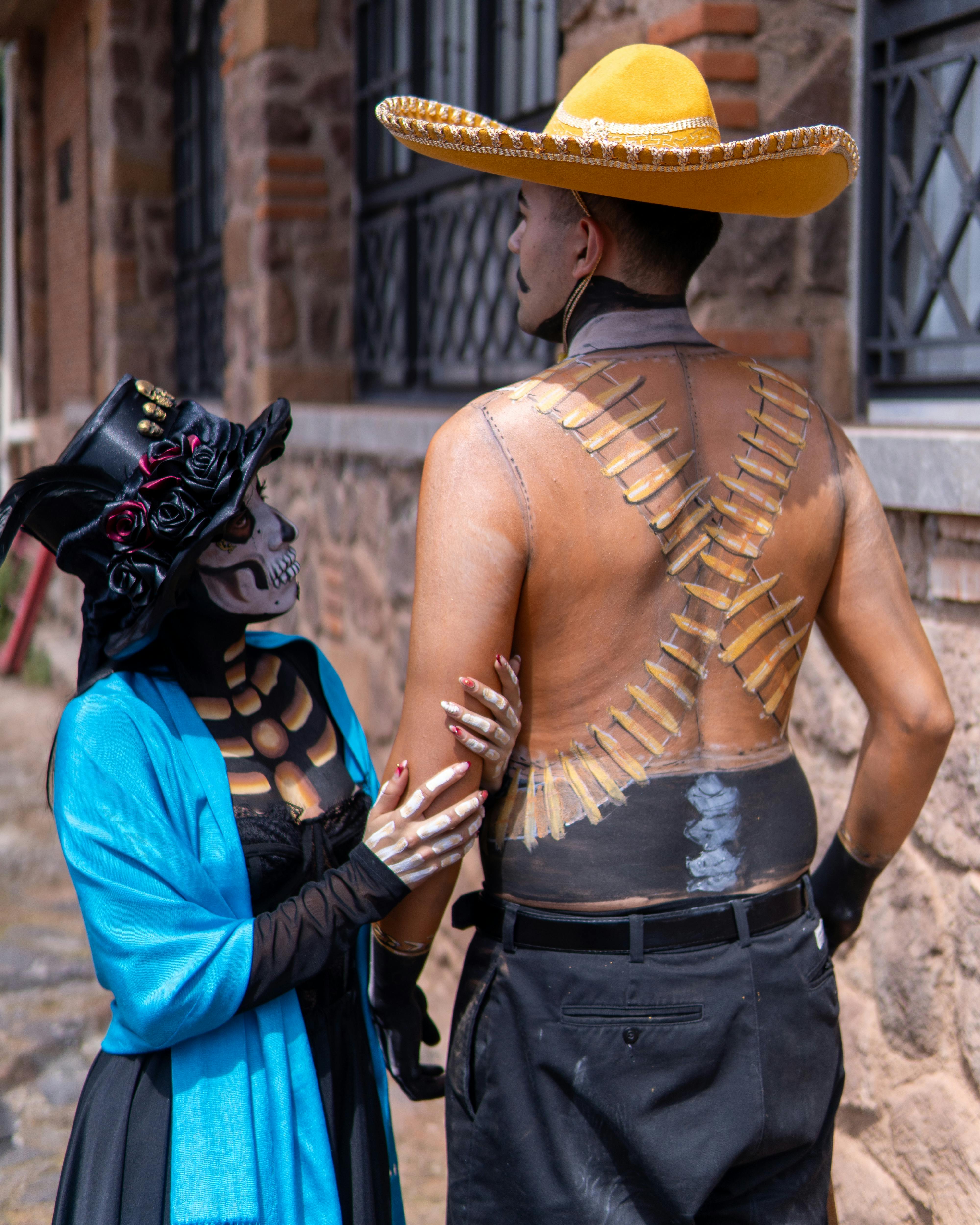 Безкоштовне Традиційні мексиканські костюми Катріна та Чарро яскраво святкують День мертвих у Мехіко. стокове фото