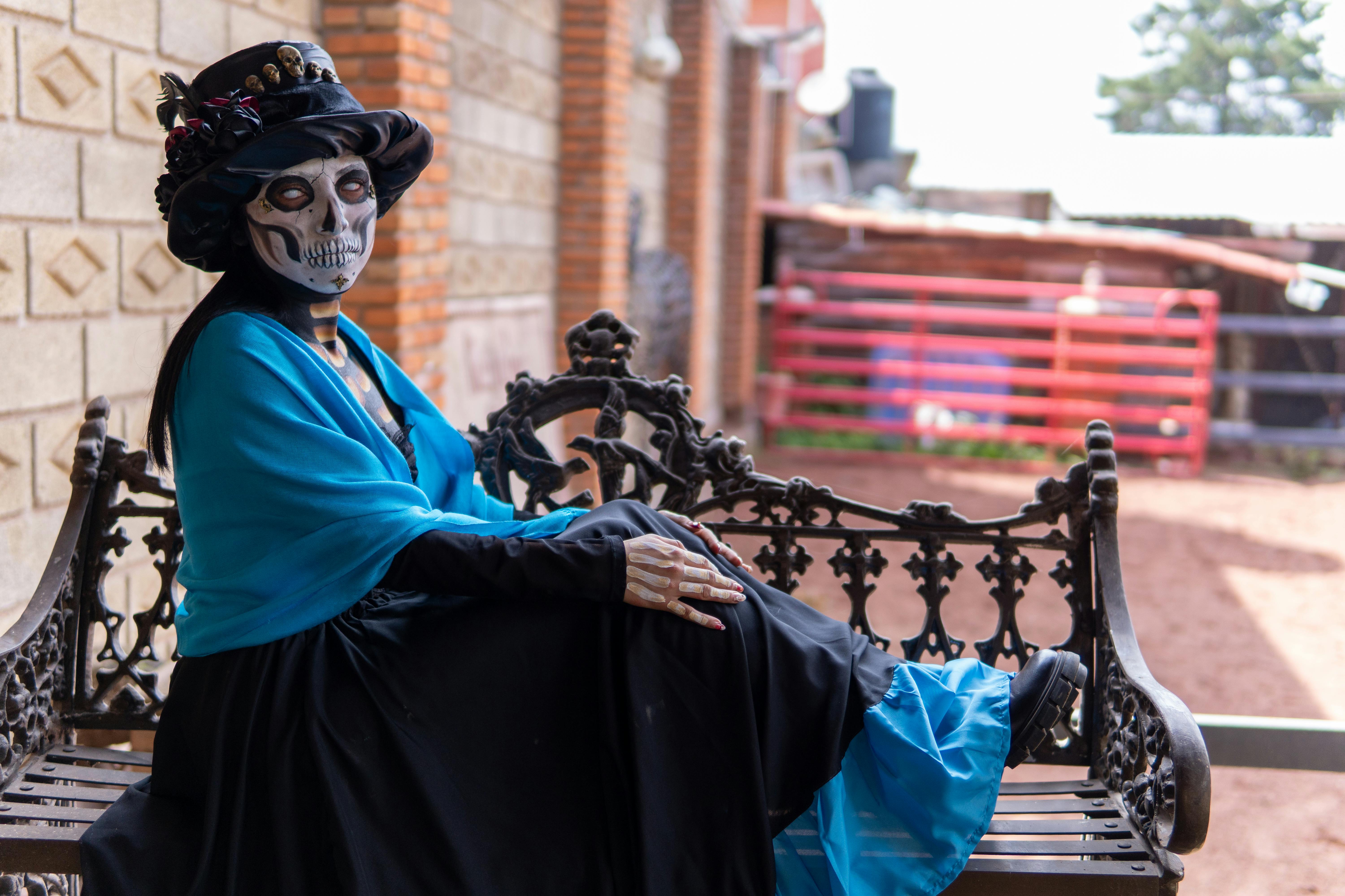 Ücretsiz Canlı mavi bir şal takan zarif Catrina, geleneksel Meksika Ölüler Günü makyajını sergiliyor. Stok Fotoğraflar