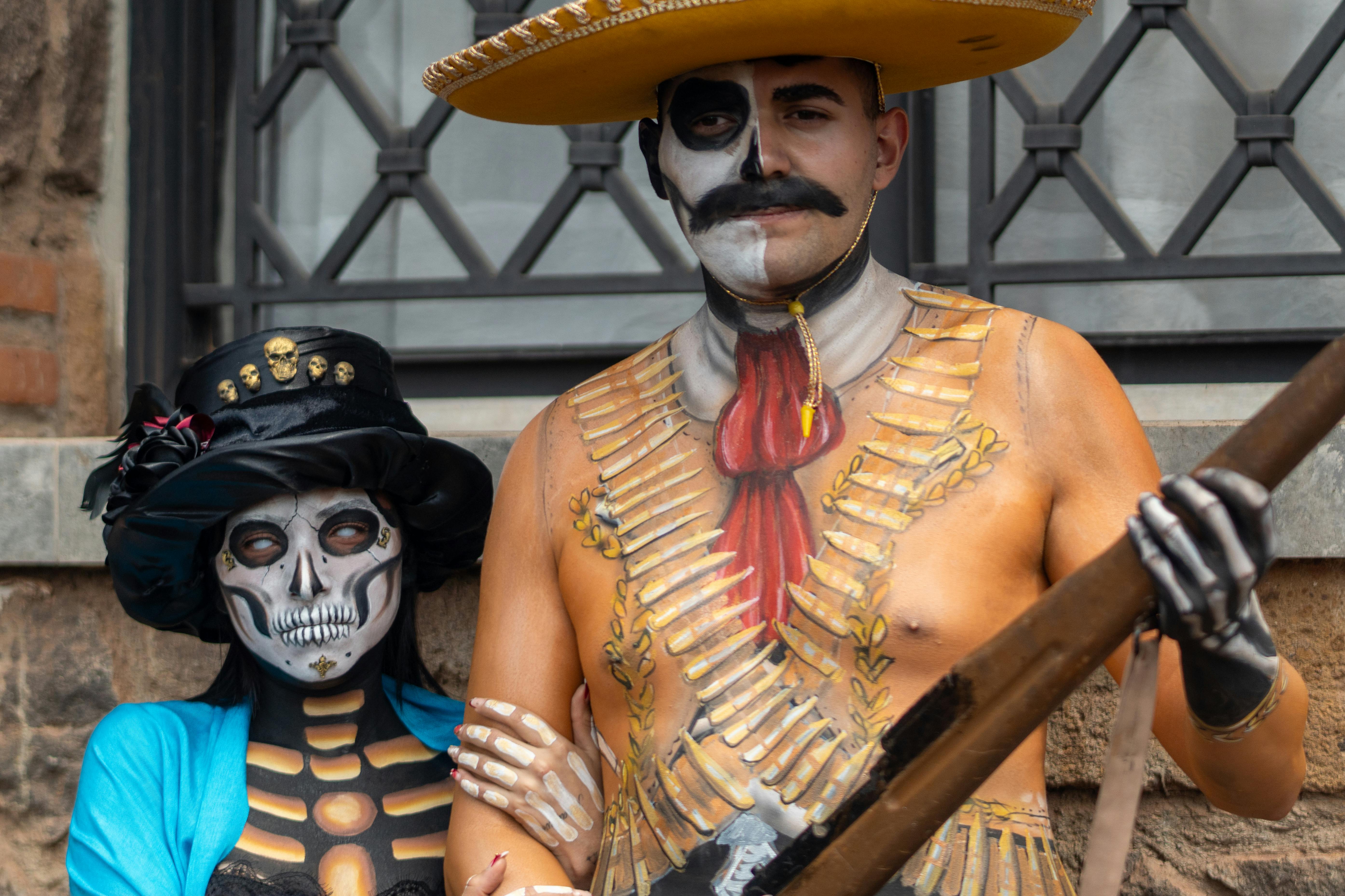 Ücretsiz Meksika şehrinde geleneksel Ölüler Günü kostümleri ve makyajı giymiş iki kişi. Stok Fotoğraflar