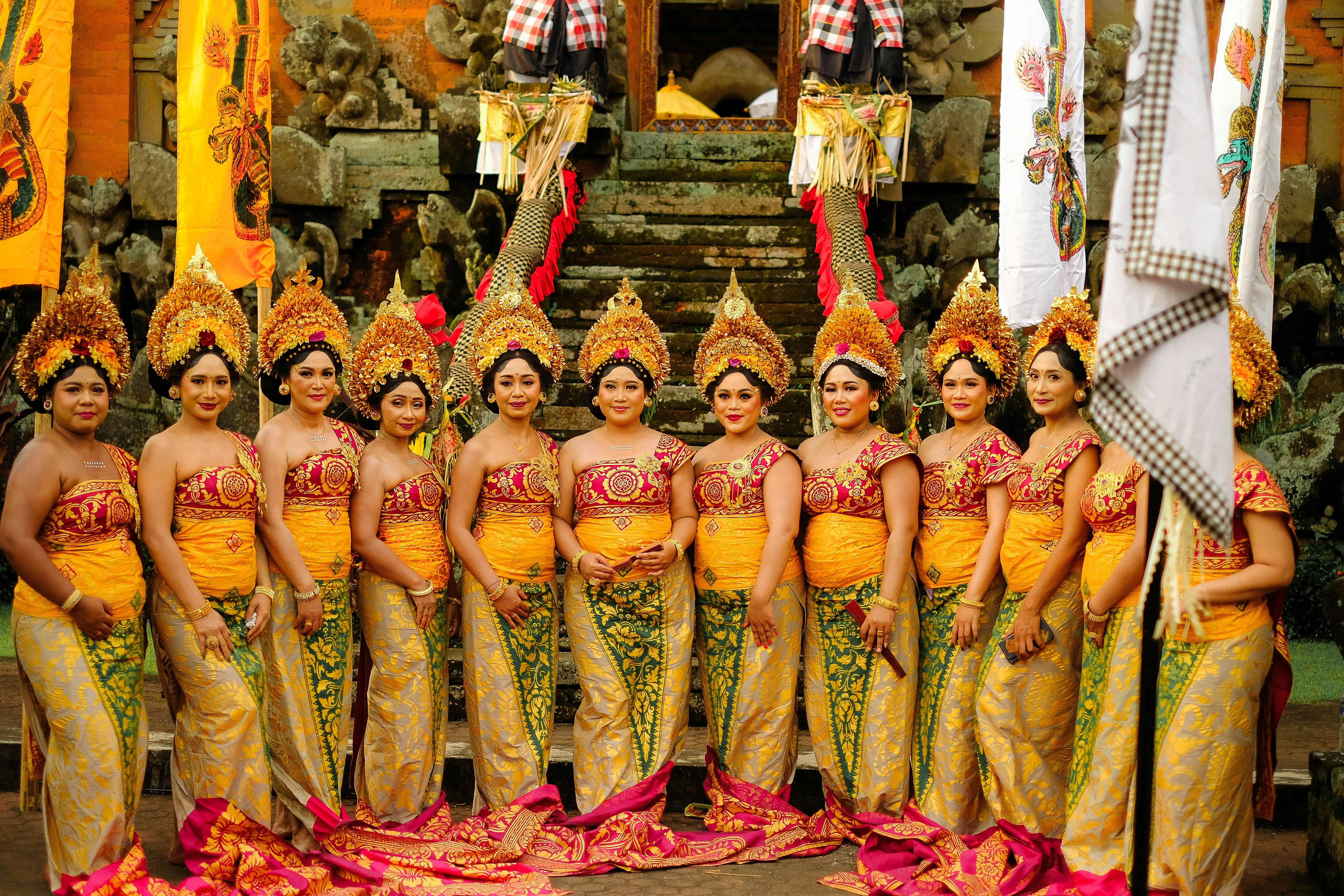 Kostnadsfria Grupp balinesiska kvinnor i traditionell klädsel under en tempelceremoni på Bali, Indonesien. Stock foto
