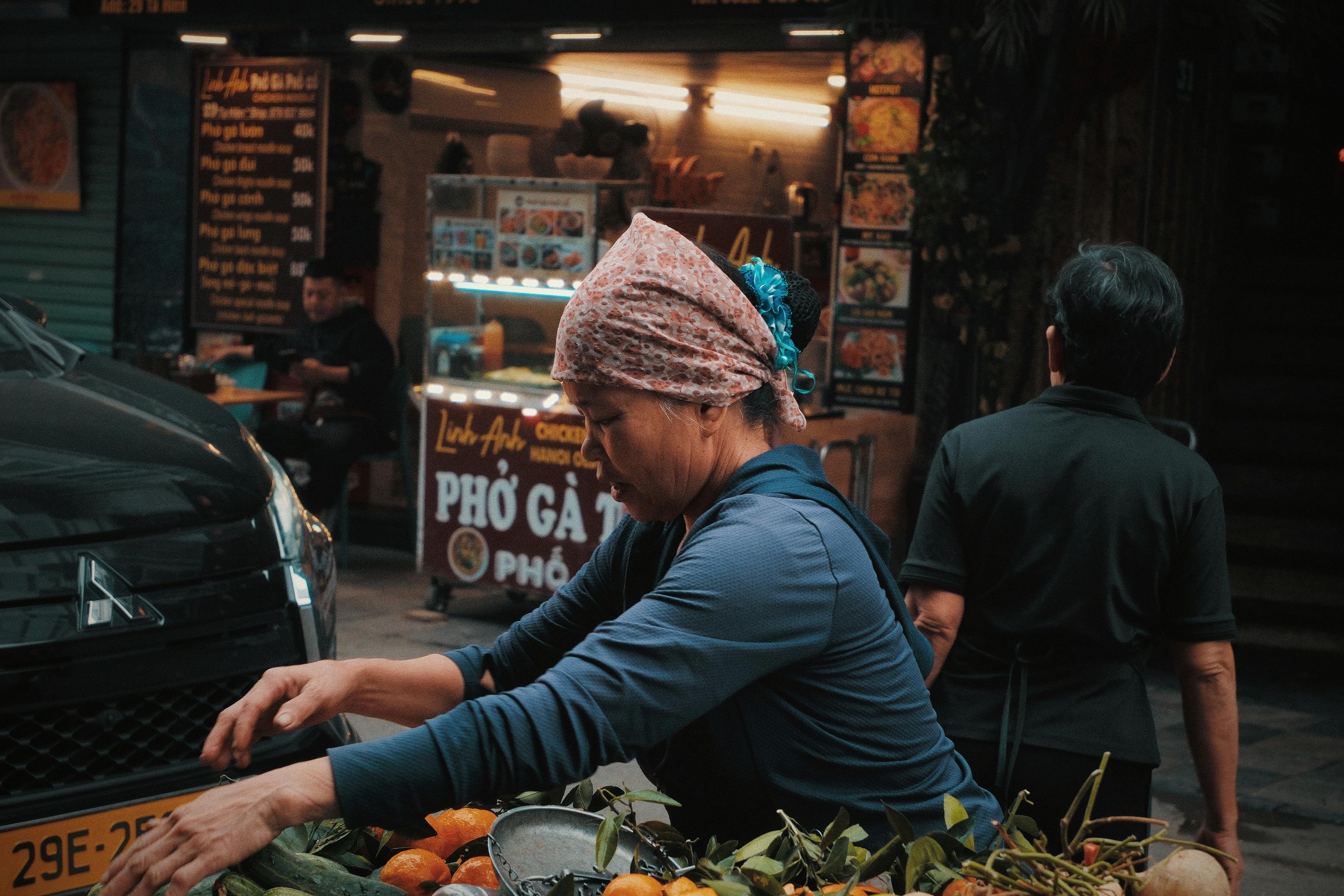 Miễn phí Một người bán hàng rong đang bày bán nông sản tại một khu chợ nhộn nhịp ở Hà Nội, Việt Nam, thể hiện nét văn hóa địa phương. Ảnh lưu trữ