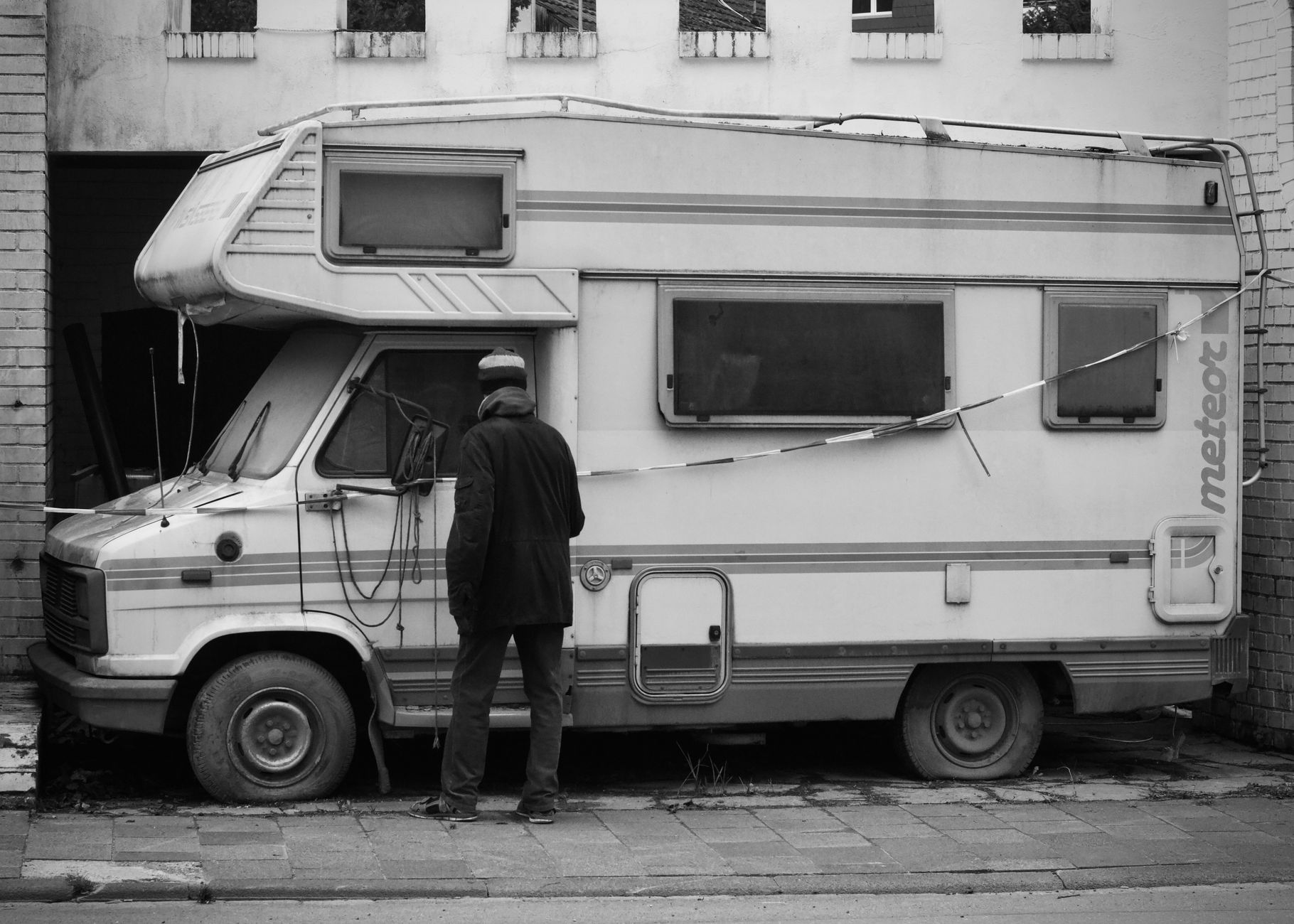 Geparkeerd bestelbusje vat vlam bij woning in Maastricht
