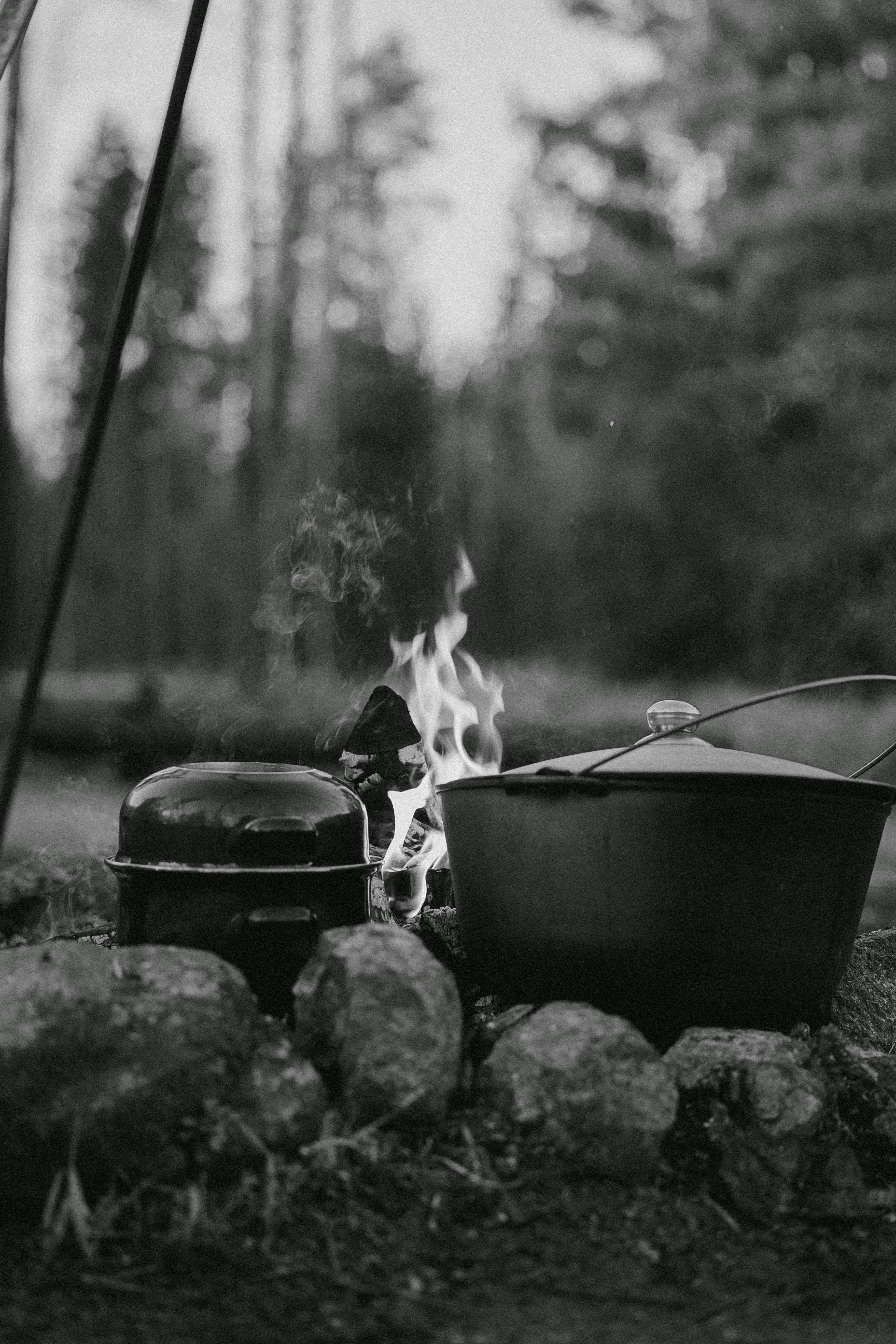 Δωρεάν Ρουστίκ σκηνή κάμπινγκ με φωτιά και κατσαρόλες σε δασικό περιβάλλον. Φωτογραφία από στοκ φωτογραφιών