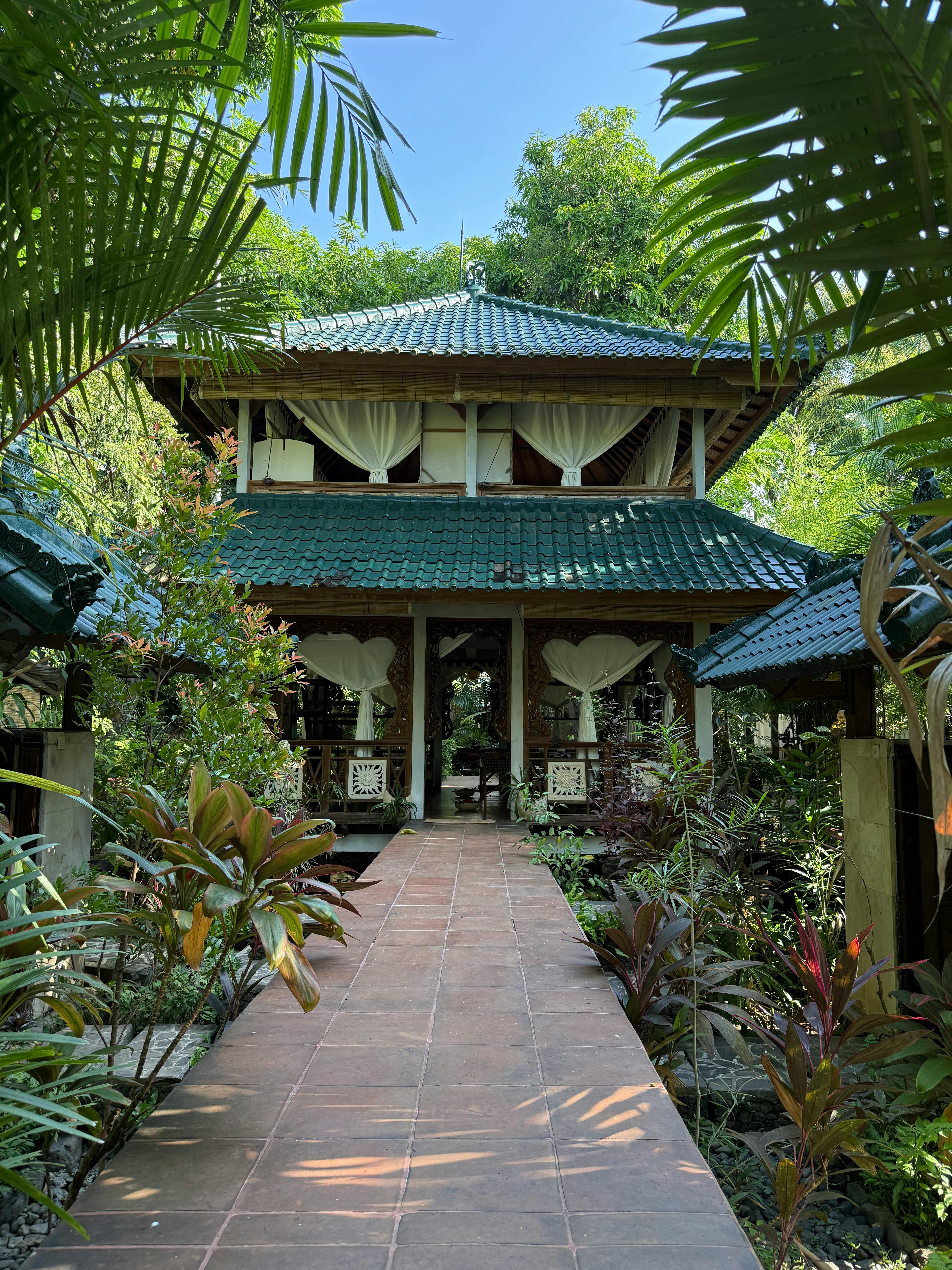 Gratuit Descoperiți o vilă tropicală liniștită, înconjurată de plante luxuriante, cu arhitectură din lemn și o atmosferă liniștită. Fotografie de stoc