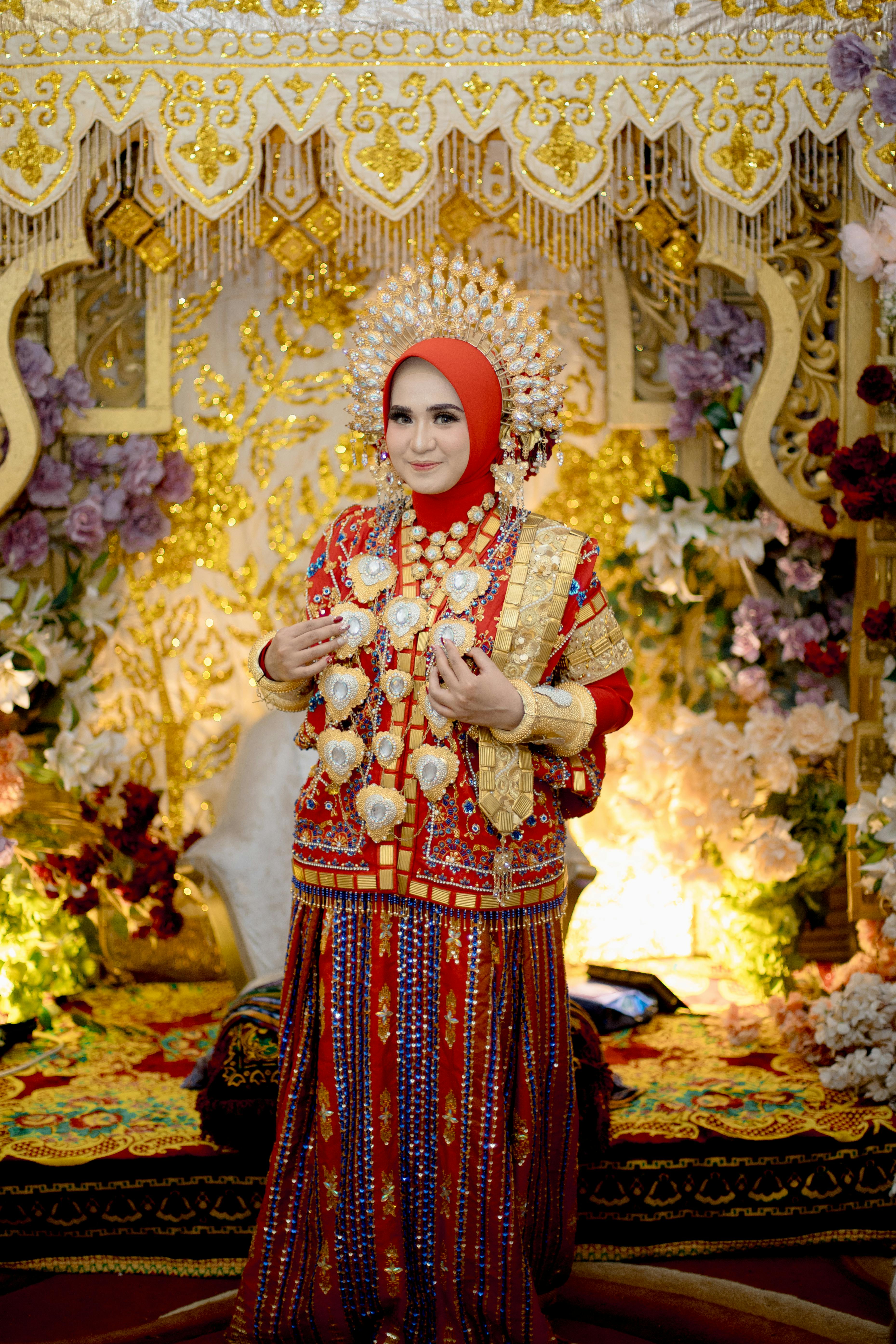 Δωρεάν Μια εντυπωσιακή νύφη με παραδοσιακή νυφική ​​φορεσιά Κεντάρι με περίτεχνες διακοσμήσεις. Φωτογραφία από στοκ φωτογραφιών