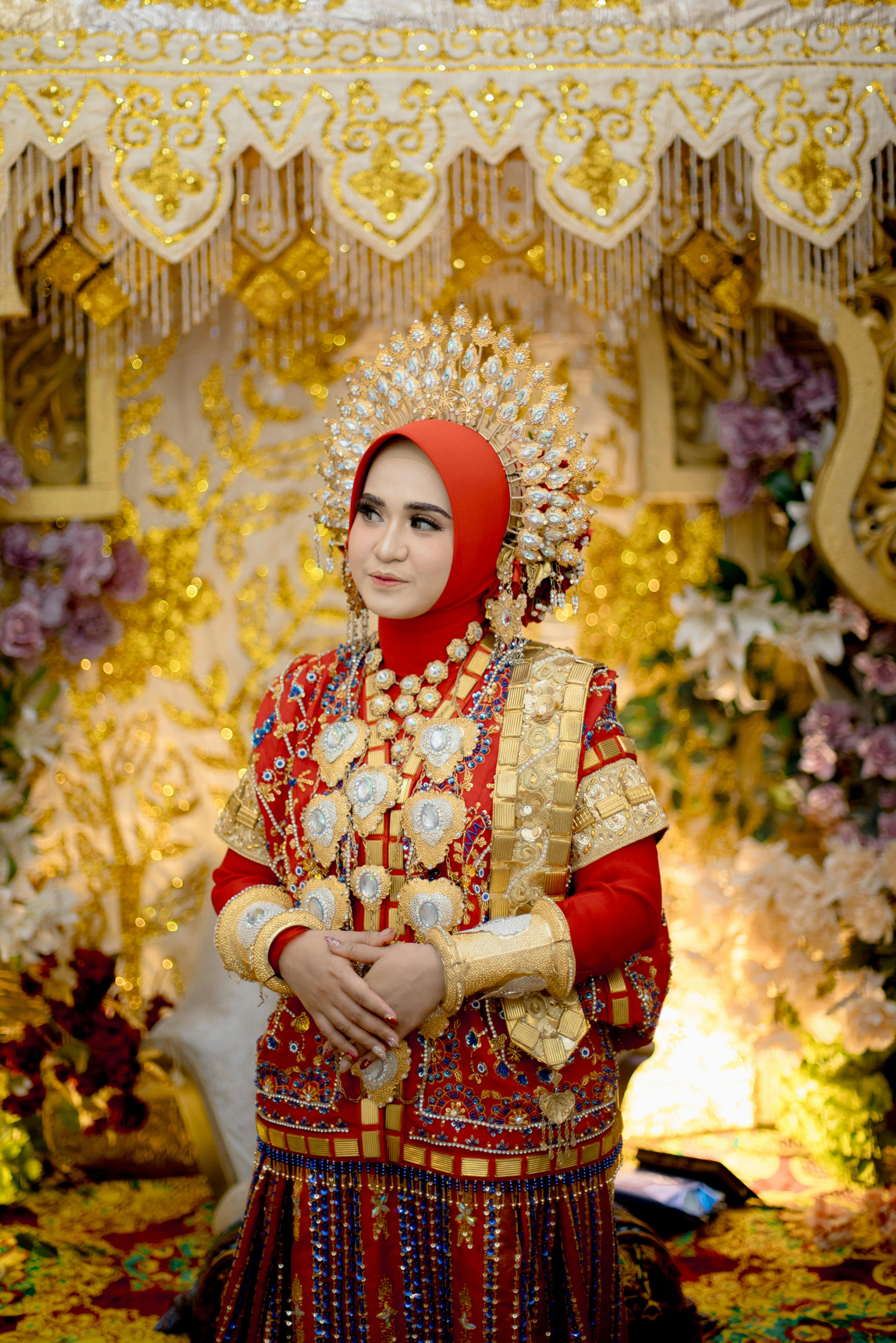 Δωρεάν Μια νύφη με περίτεχνη παραδοσιακή ενδυμασία σε μια ινδονησιακή γαμήλια τελετή. Φωτογραφία από στοκ φωτογραφιών