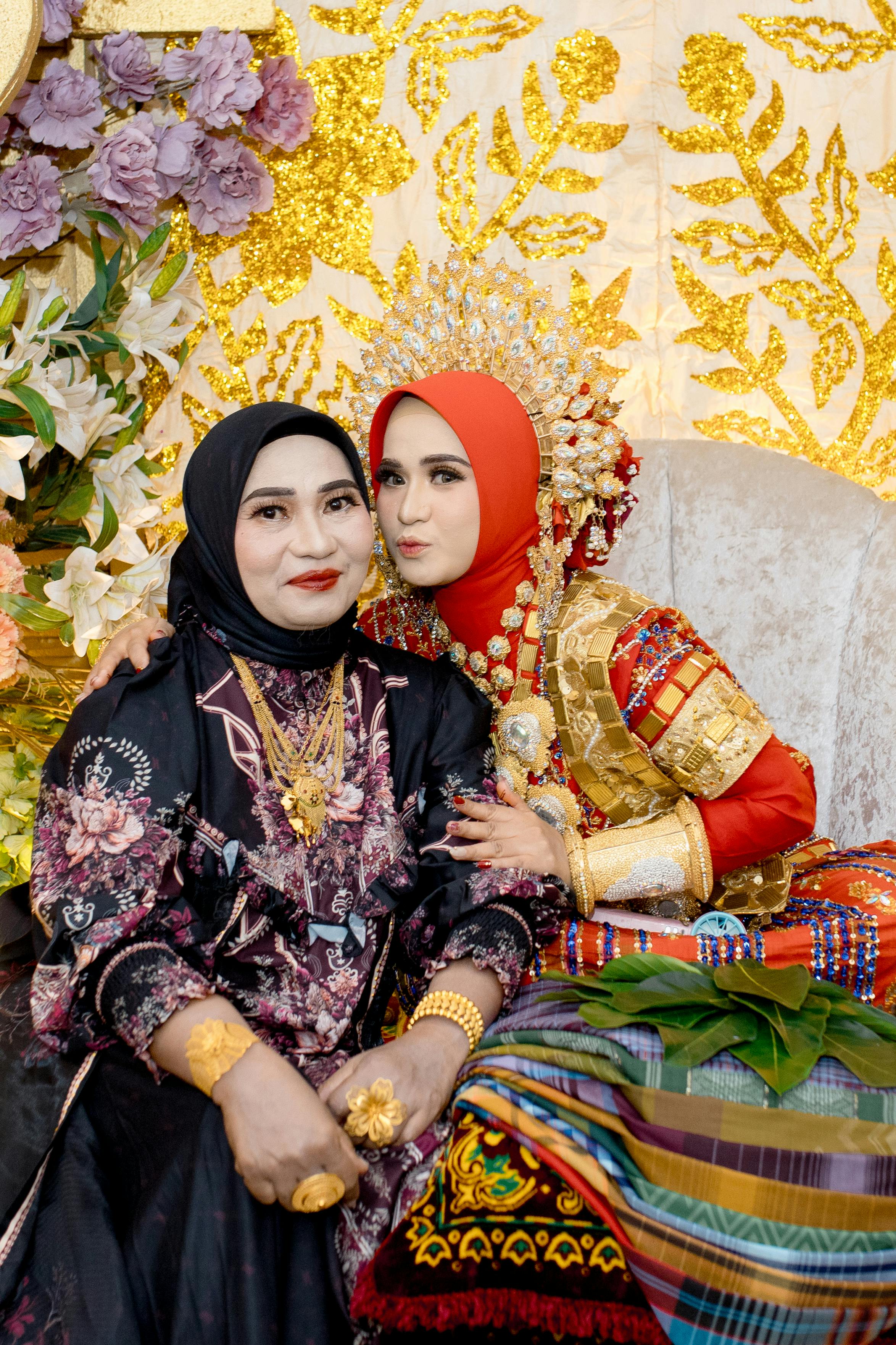 Gratuit Surprinderea unei nunți vibrante din Indonezia, cu mireasa în ținute tradiționale și accesorii complexe. Fotografie de stoc