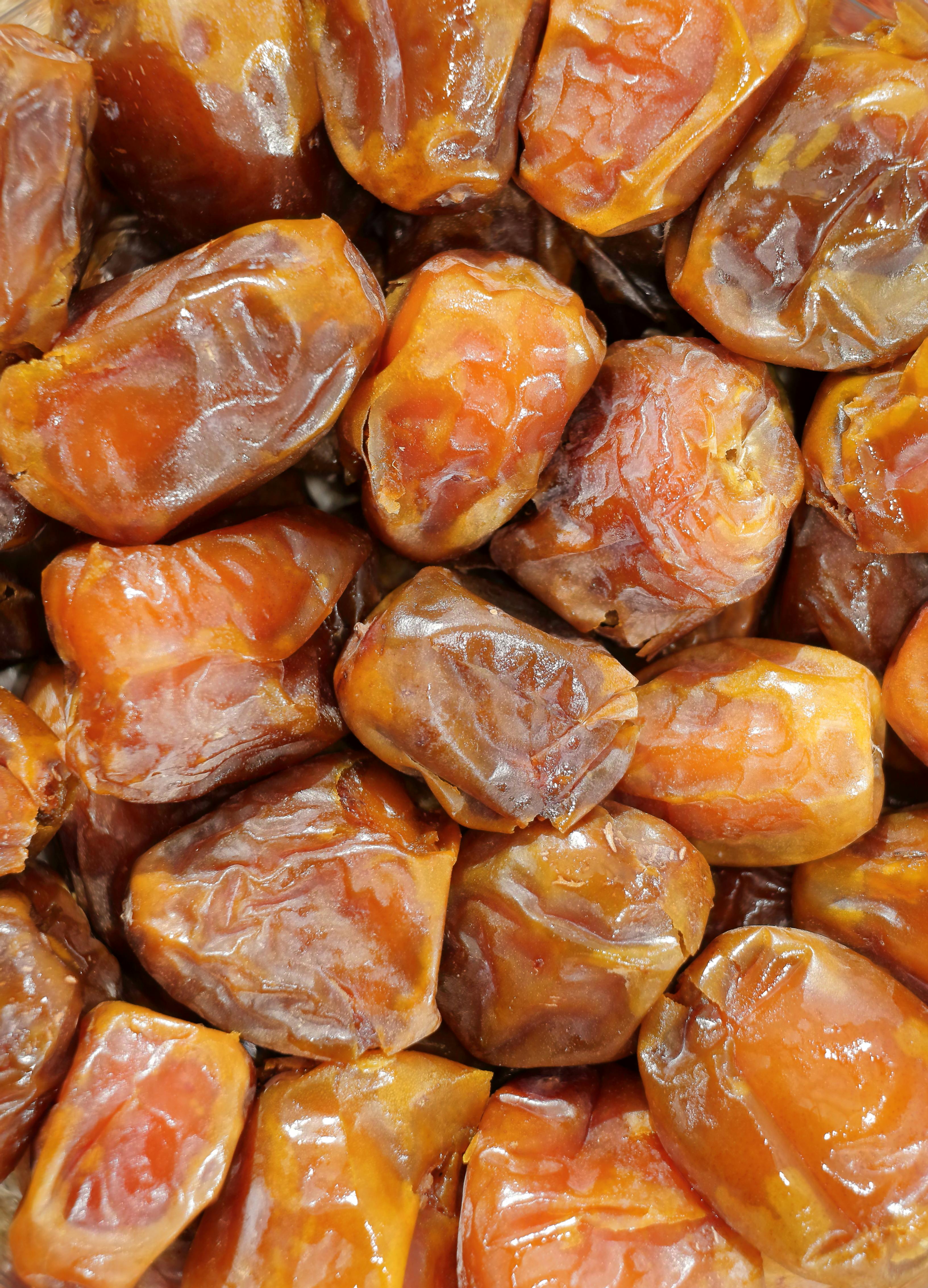 Δωρεάν Κοντινή εικόνα υψηλής ποιότητας από βιολογικούς αποξηραμένους χουρμάδες που αναδεικνύει την πλούσια υφή και το φυσικό τους χρώμα. Φωτογραφία από στοκ φωτογραφιών