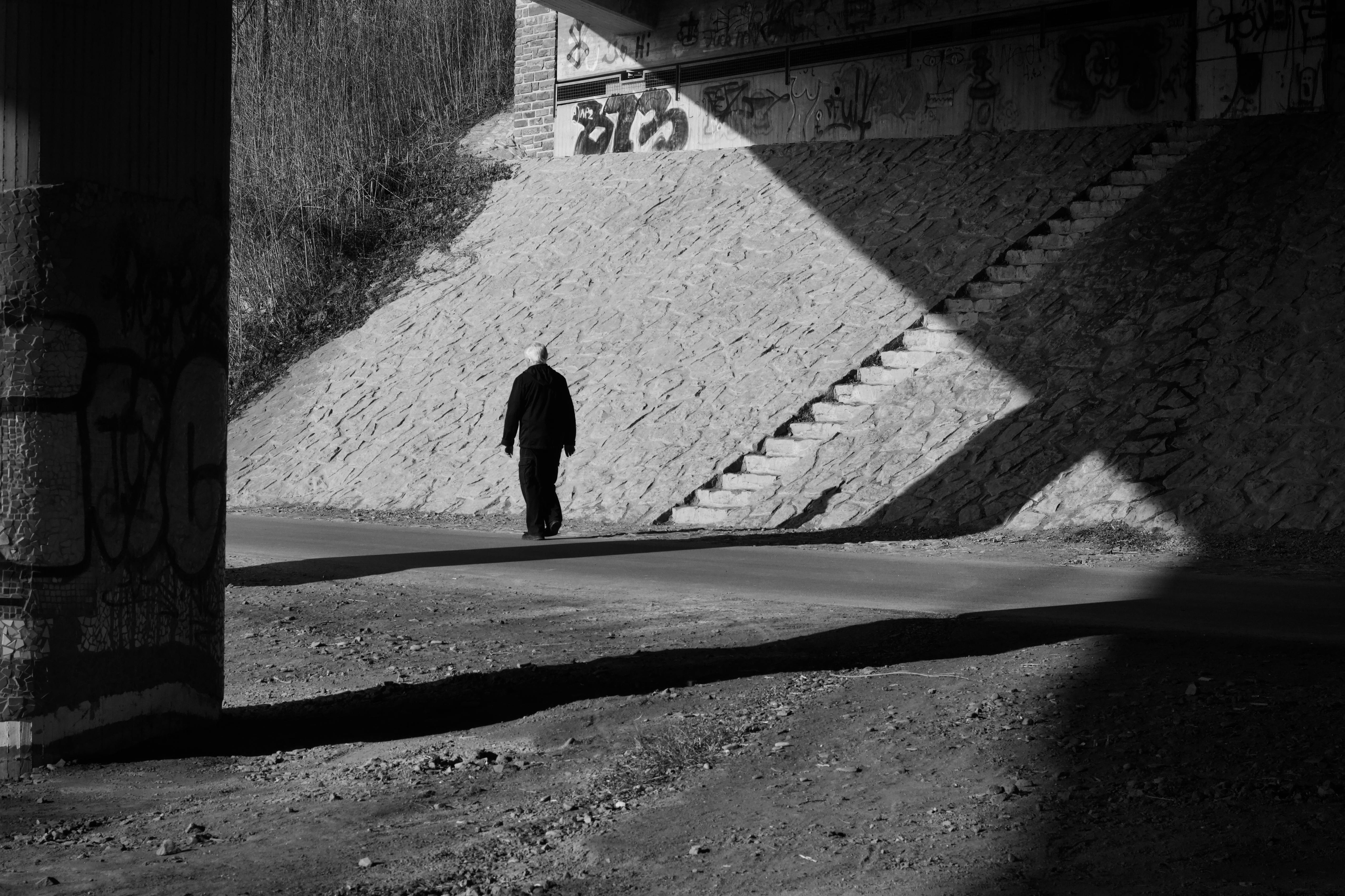 Miễn phí Một bóng người đơn độc bước đi dưới gầm cầu vượt, tạo nên những bóng đổ đầy ấn tượng. Ảnh lưu trữ