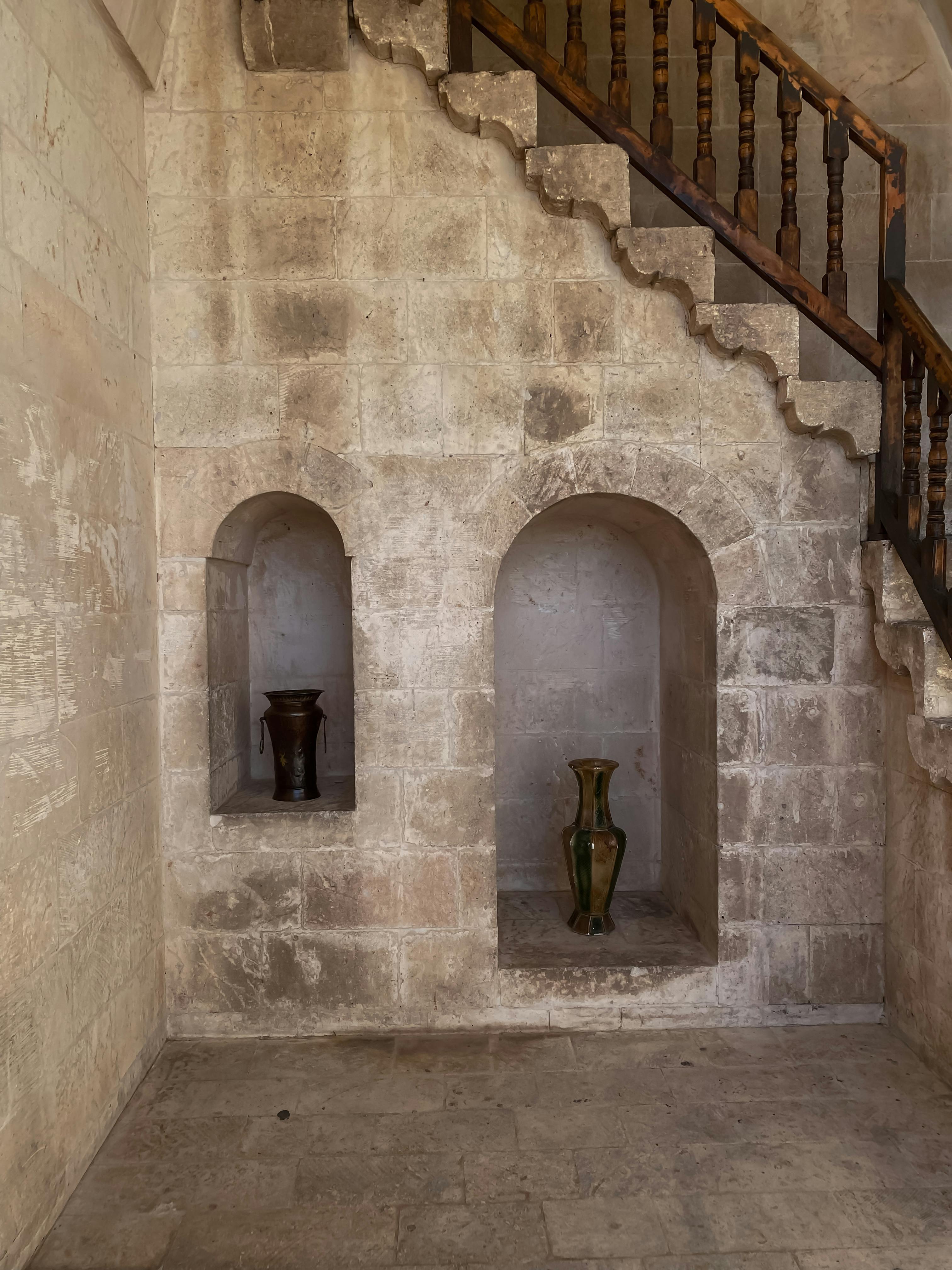 Δωρεάν Αρχαία πέτρινη σκάλα με παραδοσιακές κόγχες στο Μαρντίν της Τουρκίας δημιουργεί μια ρουστίκ ατμόσφαιρα. Φωτογραφία από στοκ φωτογραφιών