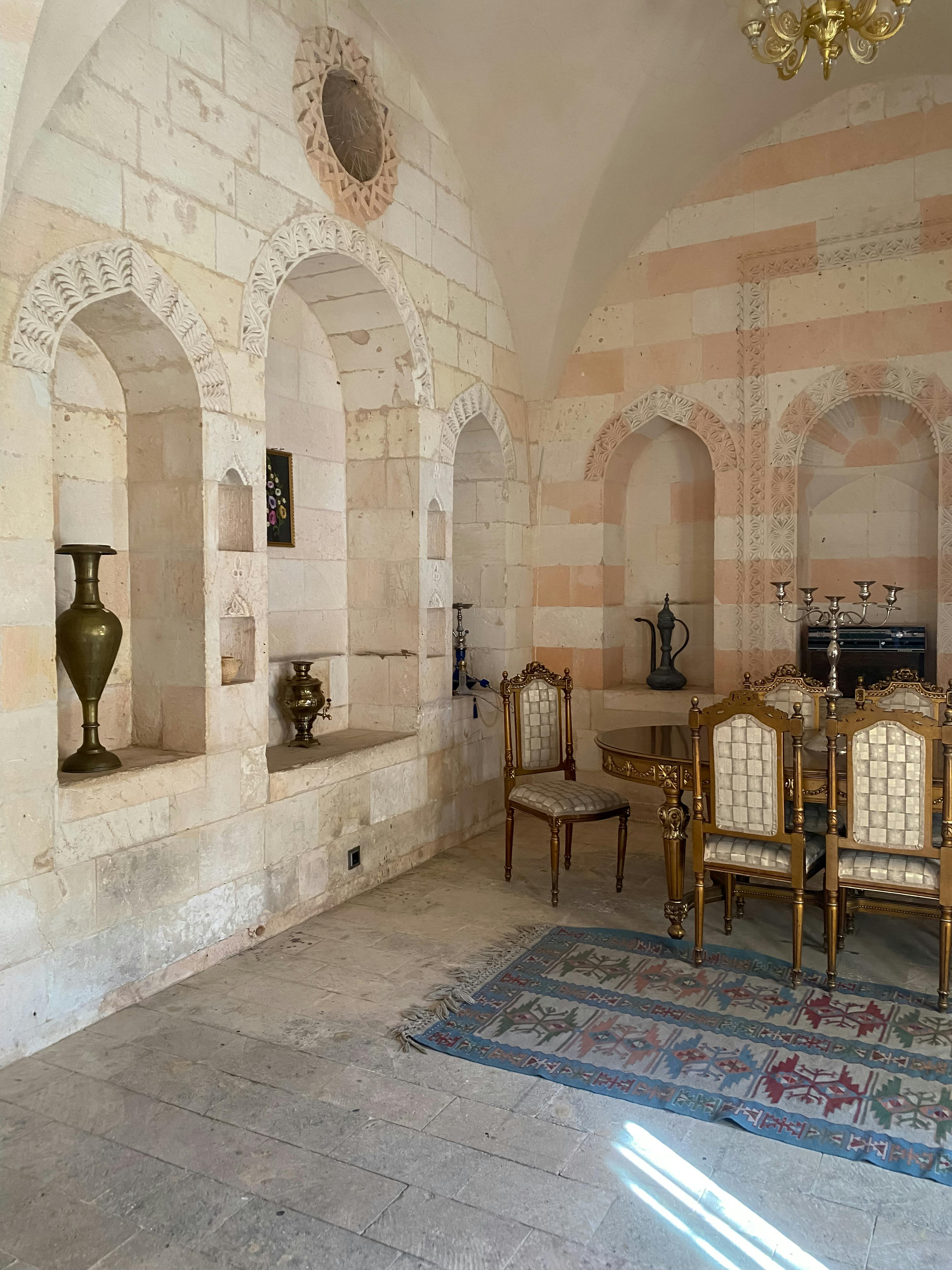 Δωρεάν Κομψός πέτρινος εσωτερικός χώρος στο Μαρντίν της Τουρκίας με vintage διακόσμηση και παραδοσιακές καμάρες. Φωτογραφία από στοκ φωτογραφιών