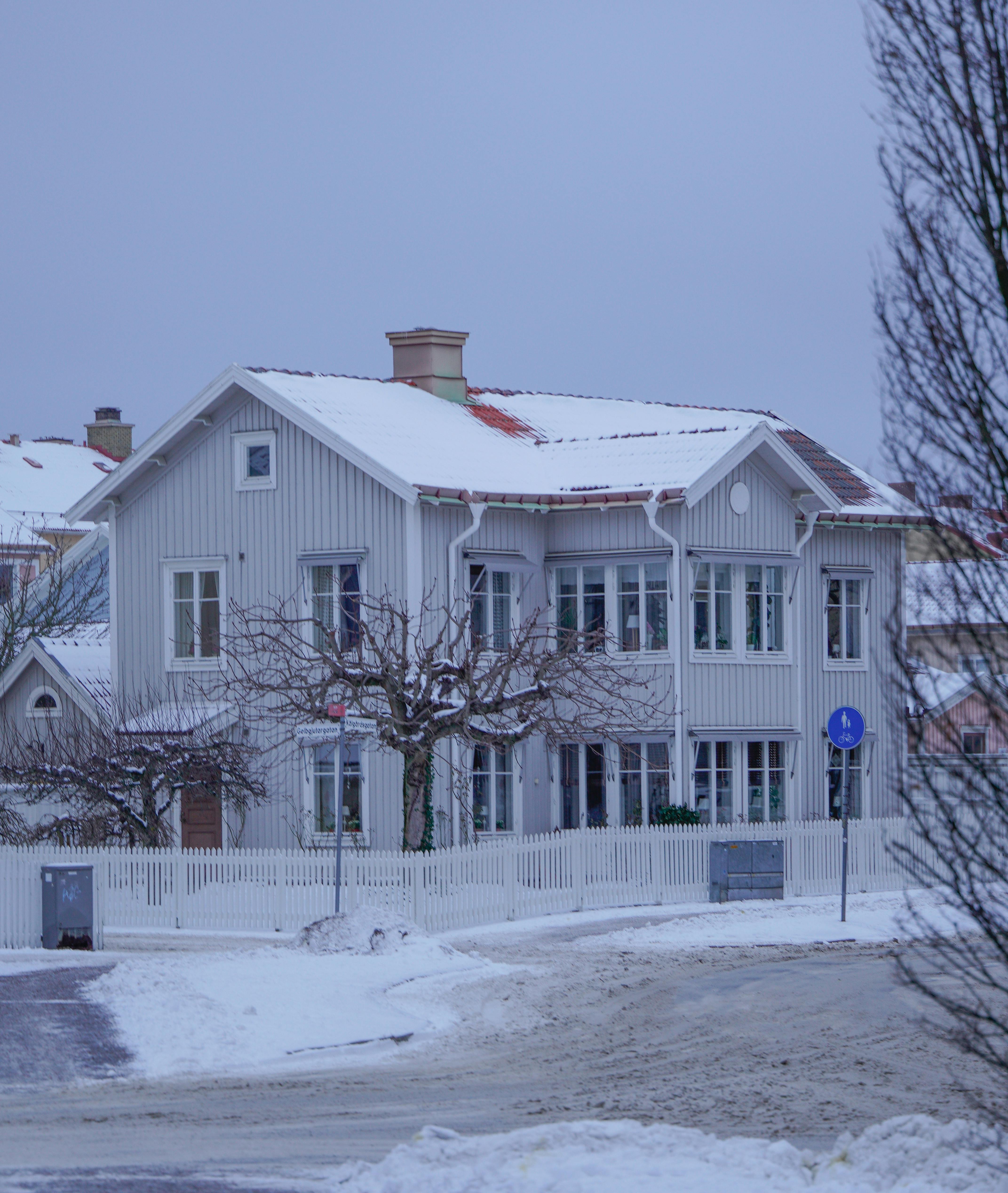 Kostnadsfria Charmigt skandinaviskt trähus täckt av snö under vintern i Jönköping, Sverige. Stock foto
