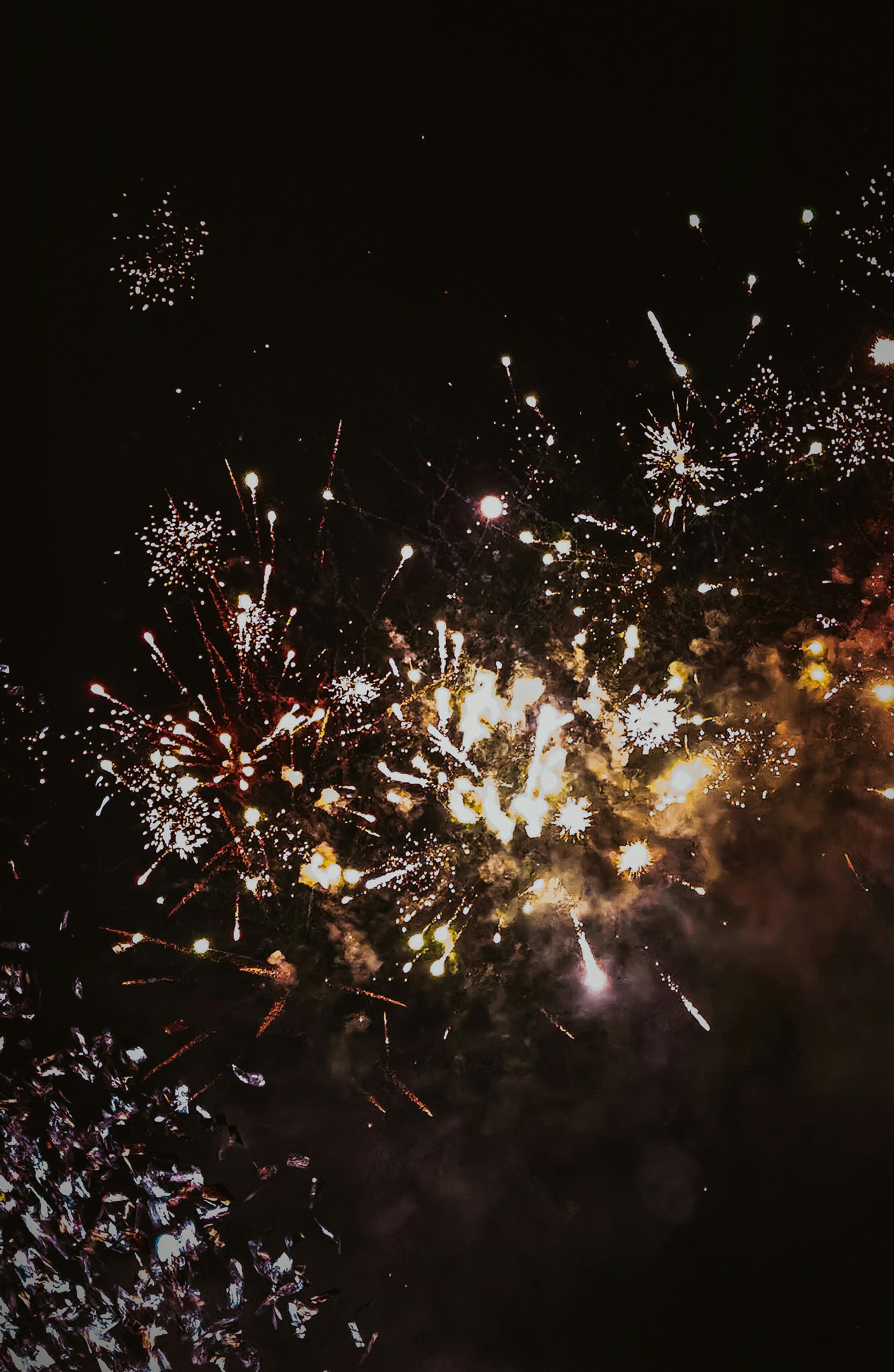 Gratuit O explozie orbitoare de artificii colorate care luminează cerul nopții în timpul unei sărbători festive. Fotografie de stoc