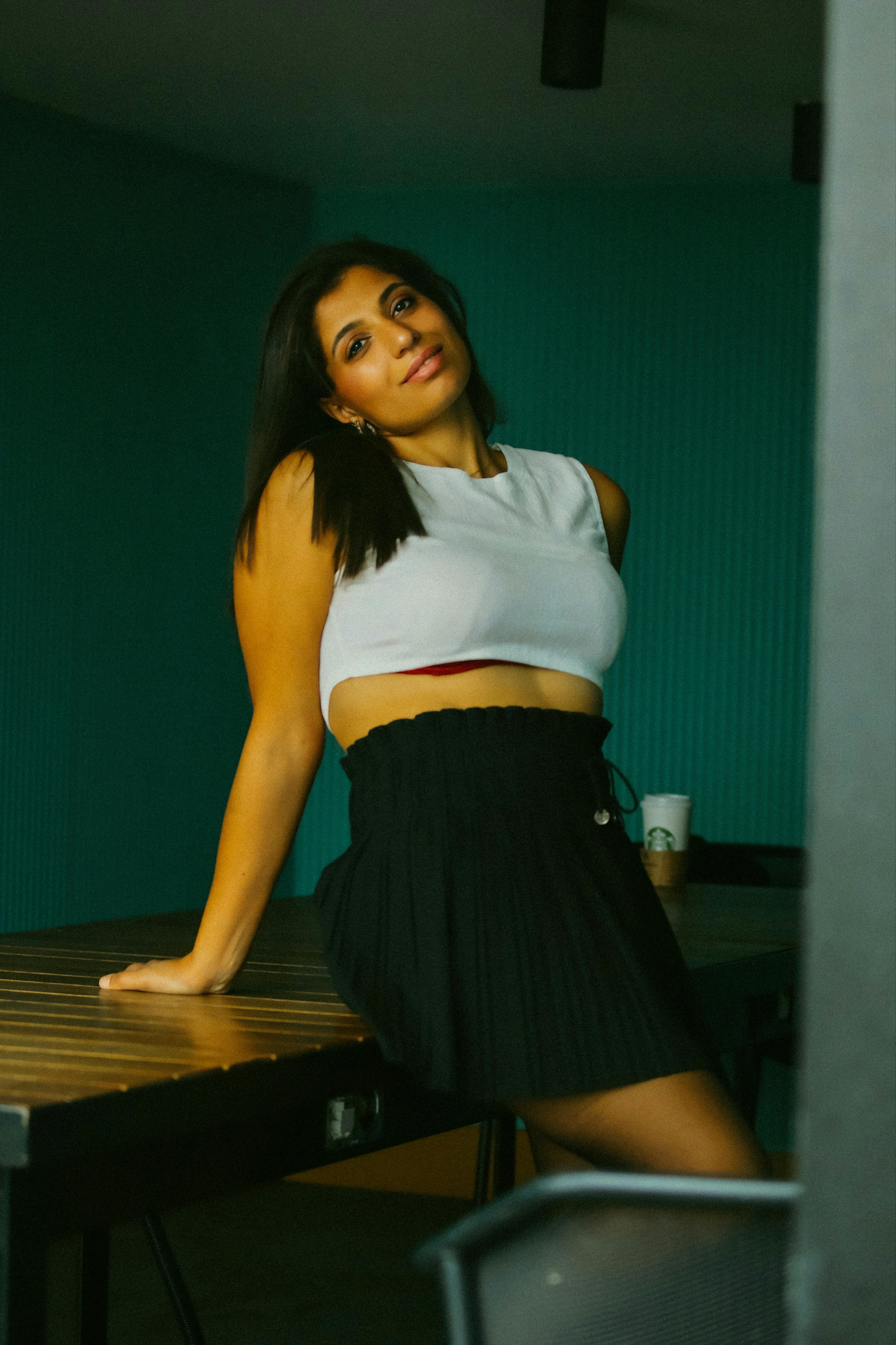 grátis Mulher confiante em um look moderno relaxando em casa, exalando uma vibe descontraída. Foto profissional