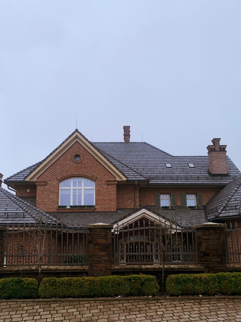 maison en brique du Nord avec toiture en tuiles et cheminées