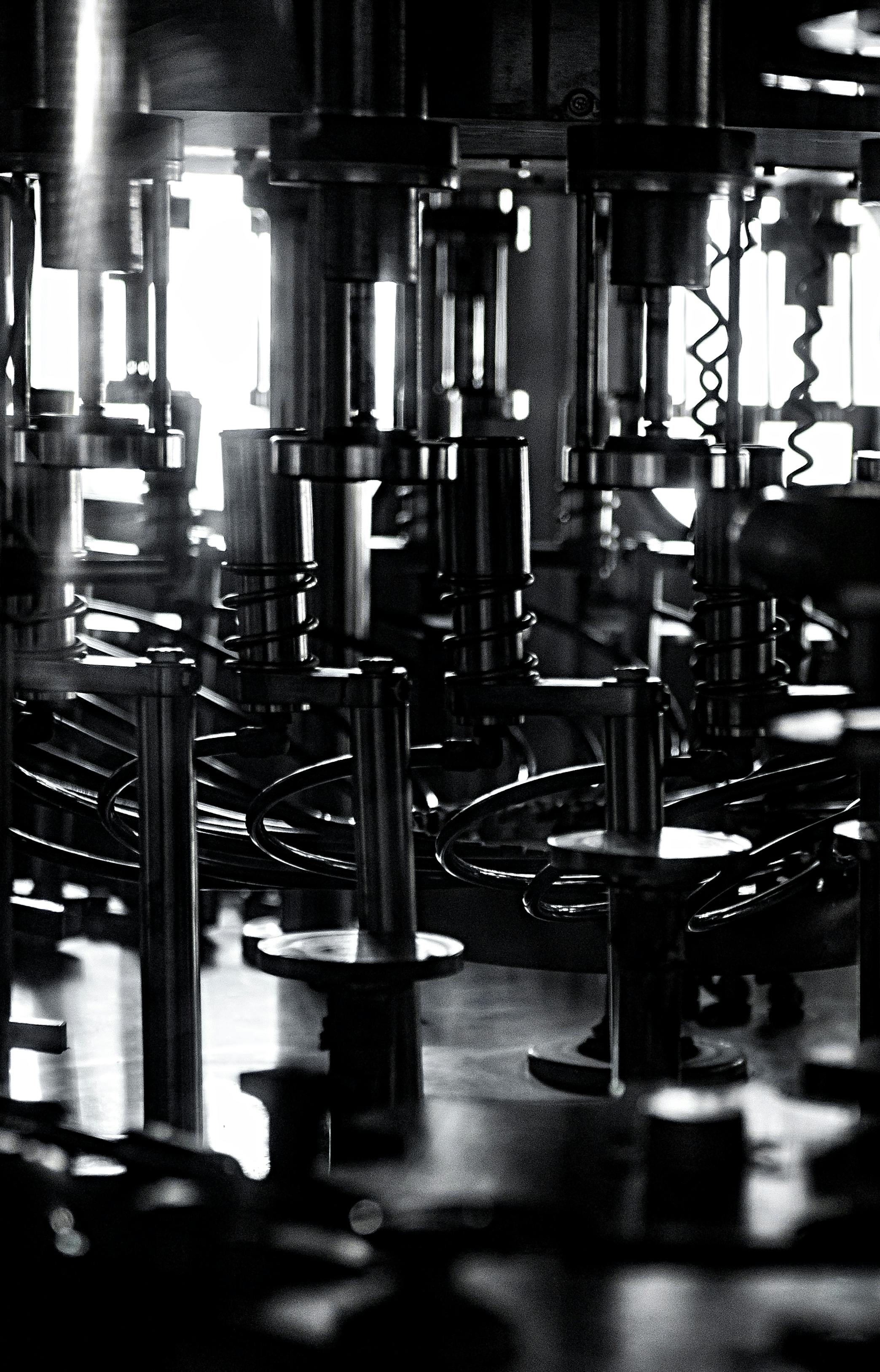 Ücretsiz Fabrika ortamındaki karmaşık endüstriyel makinelerin siyah beyaz olarak çekilmiş yakın plan fotoğrafı. Stok Fotoğraflar