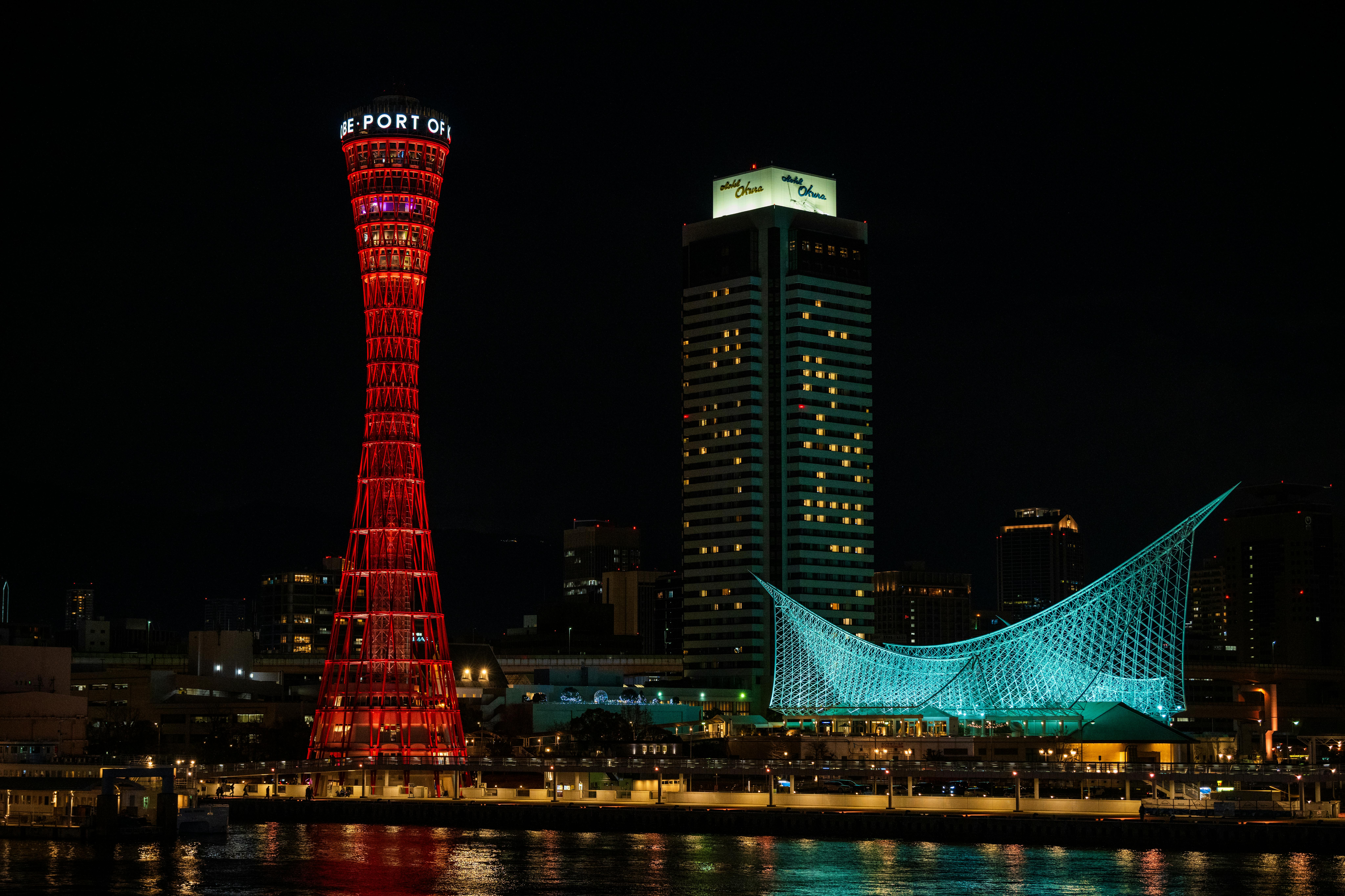 Gratis Impresionante vista nocturna de la Torre del Puerto de Kobe y el Museo Marítimo reflejándose en el agua en Kobe, Japón. Foto de stock