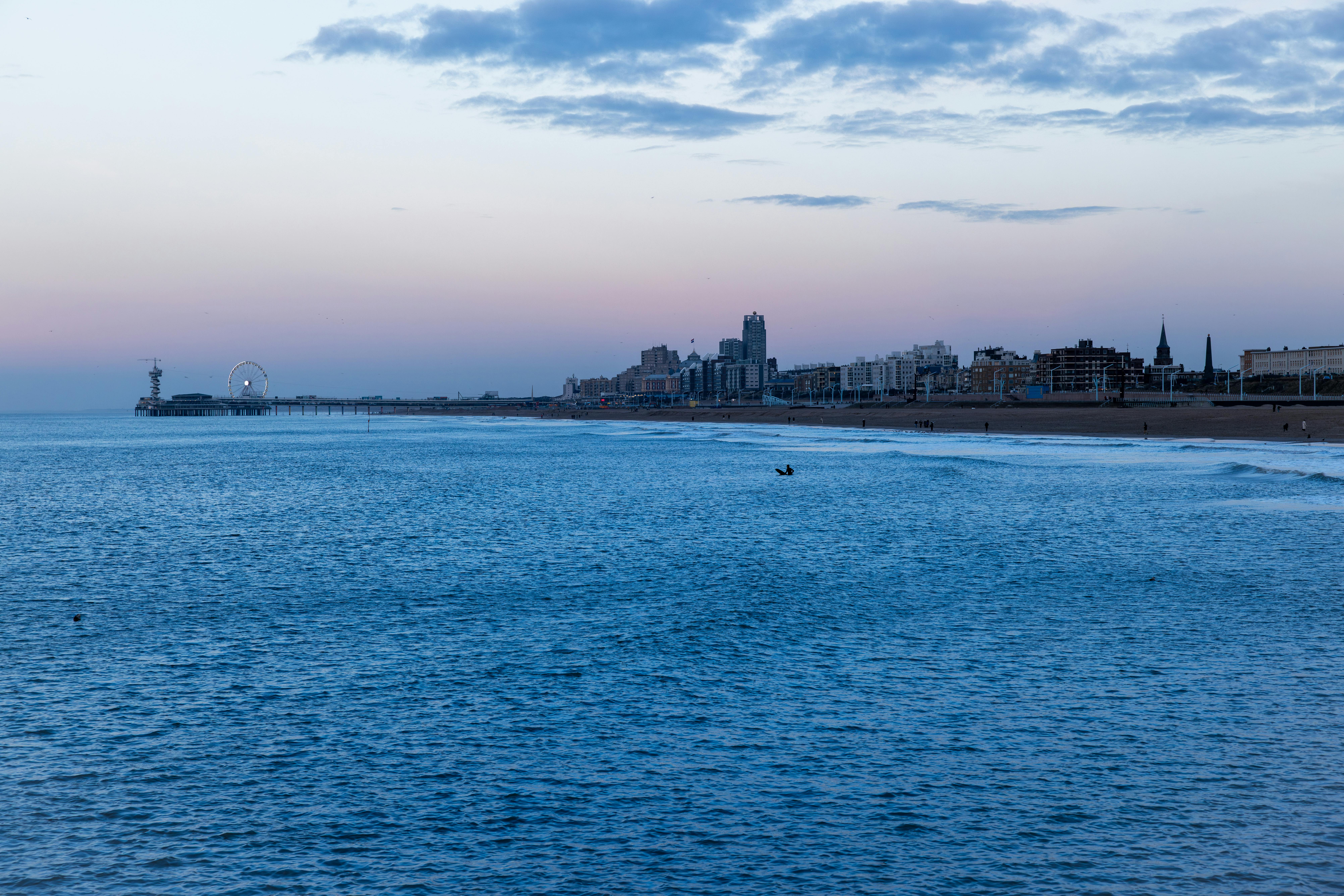 ingyenes Békés alkonyati kilátás a scheveningeni strandra és a mólóra Hágában, Hollandiában. Stockfotó
