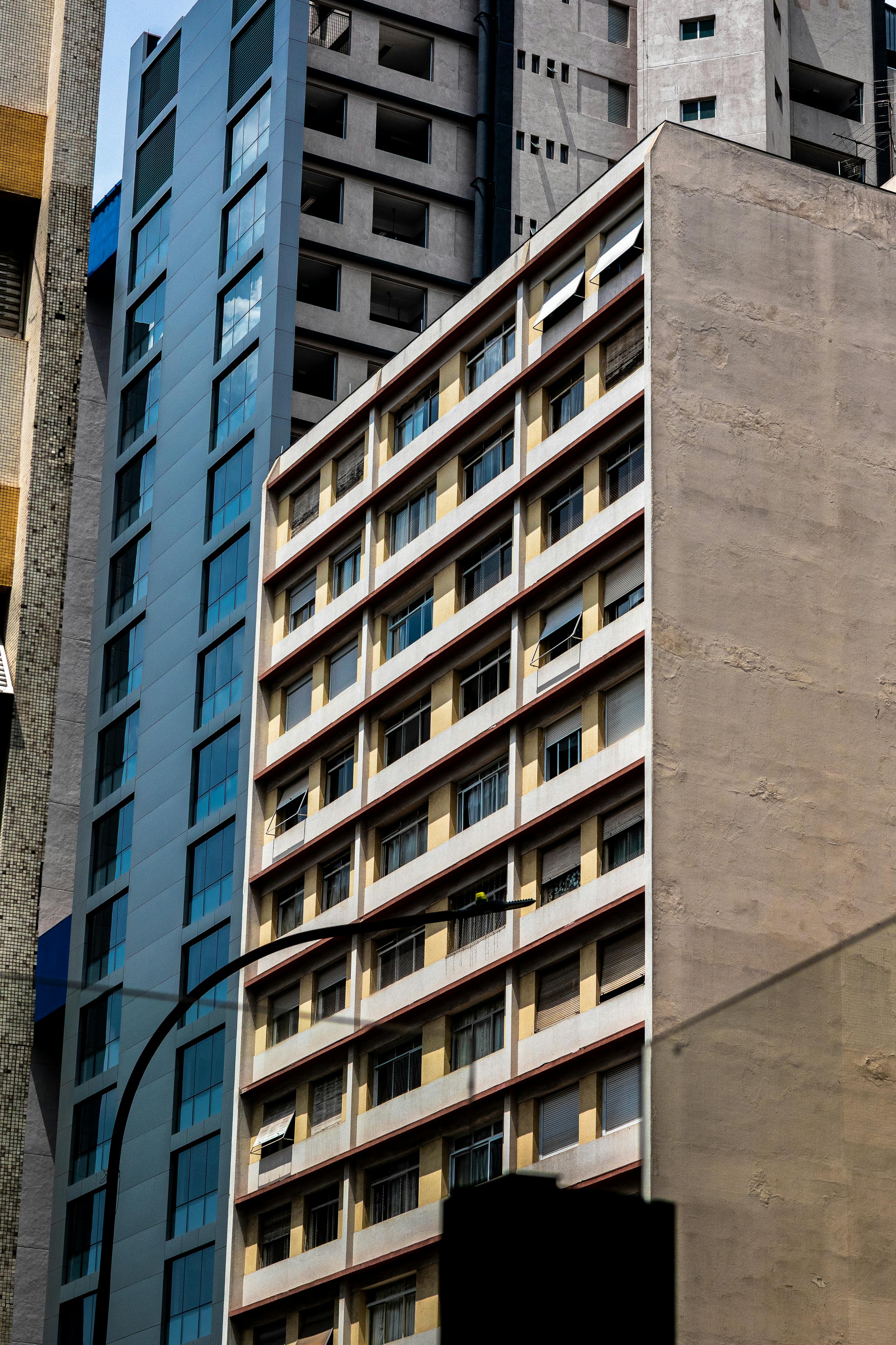 Gratis Gedung-gedung pencakar langit modern yang menampilkan arsitektur perkotaan dari cakrawala São Paulo. Foto Stok