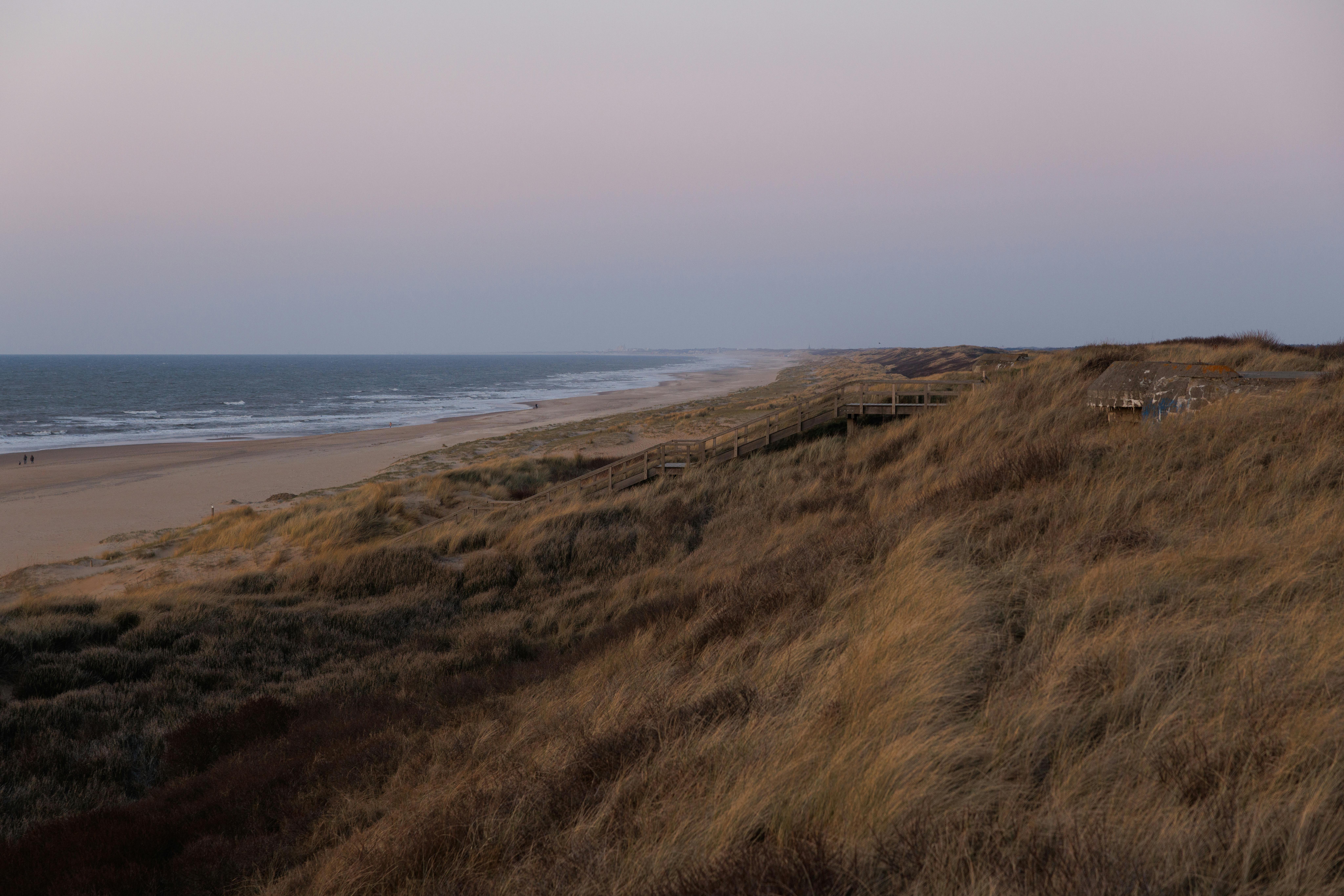 gratis Rustig uitzicht op de duinen en het strand bij zonsondergang in Den Haag, Nederland. Stockfoto