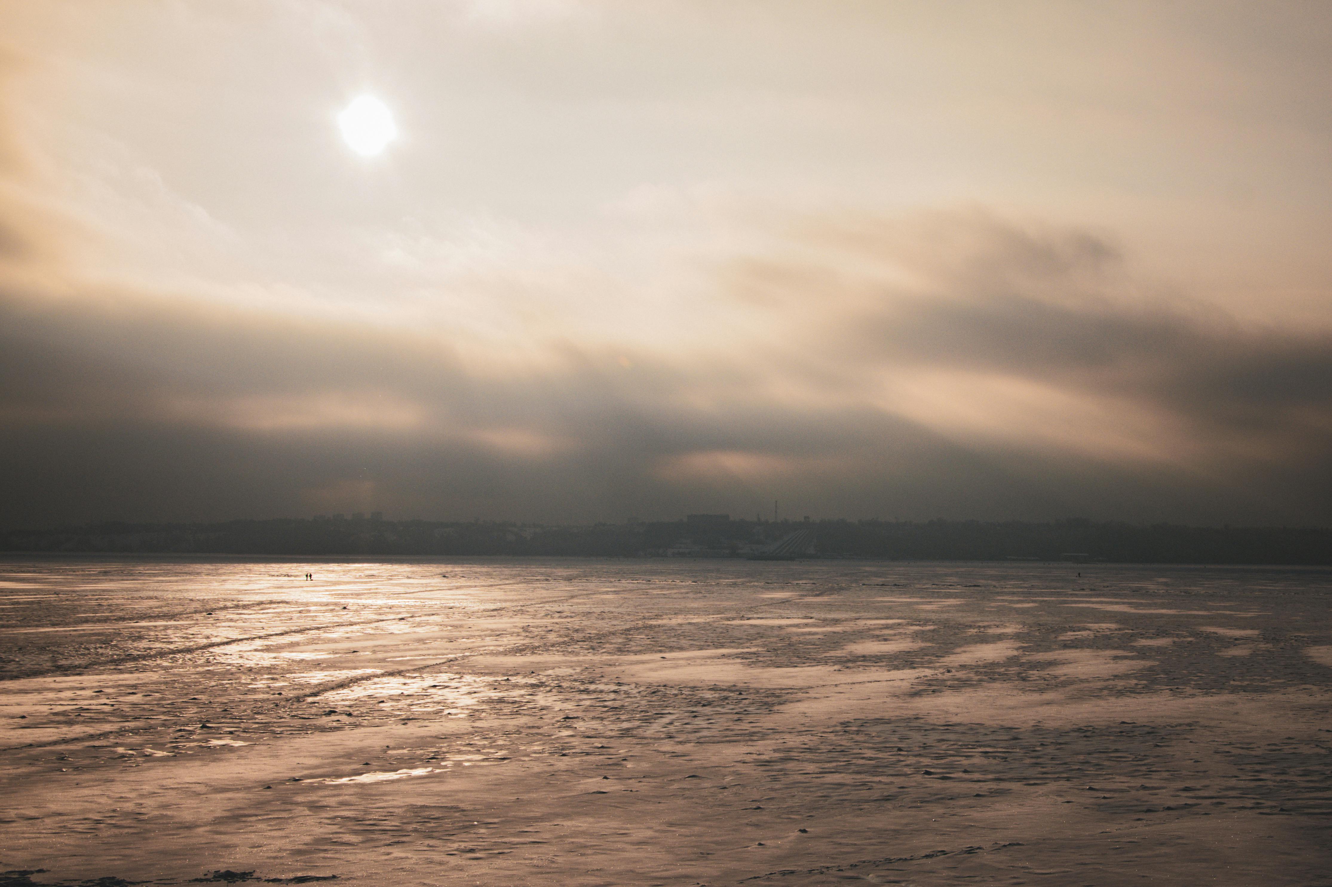 Gratis Uno spettacolare tramonto invernale proietta calde tonalità sul paesaggio ghiacciato dell'Ucraina. Foto a disposizione