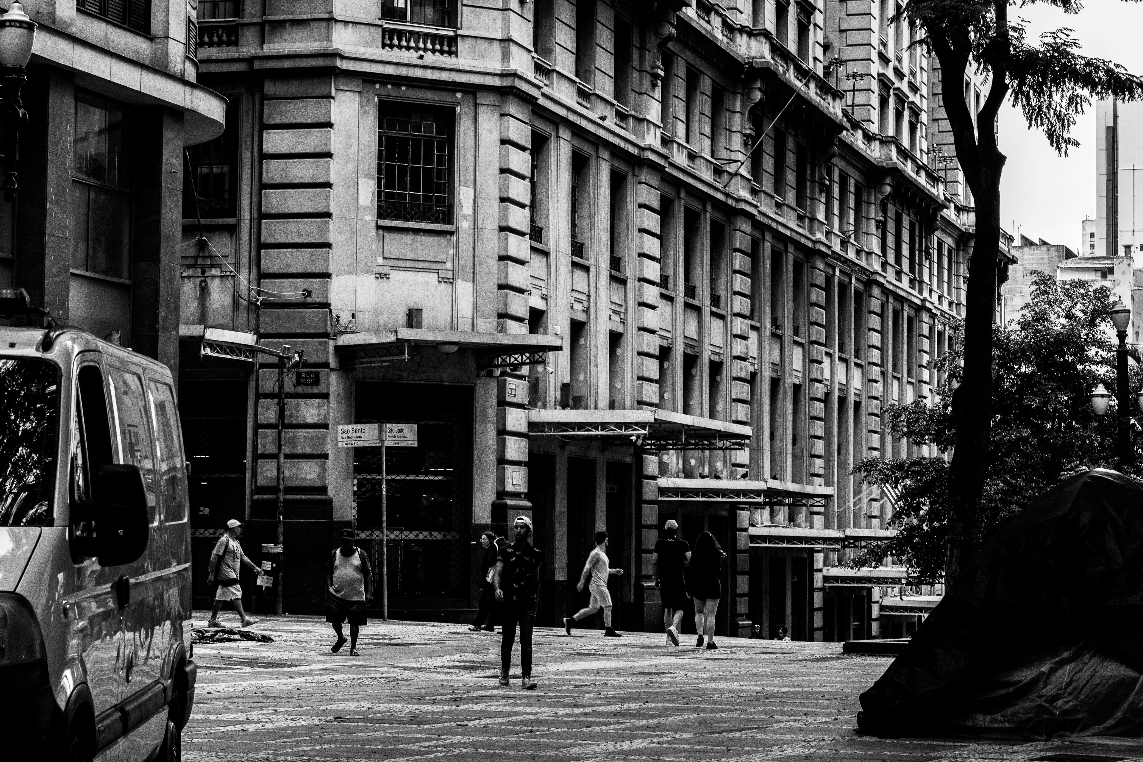 Gratis Sort-hvid gadeudsigt over São Paulo centrum med fodgængere og klassisk arkitektur. Lagerfoto